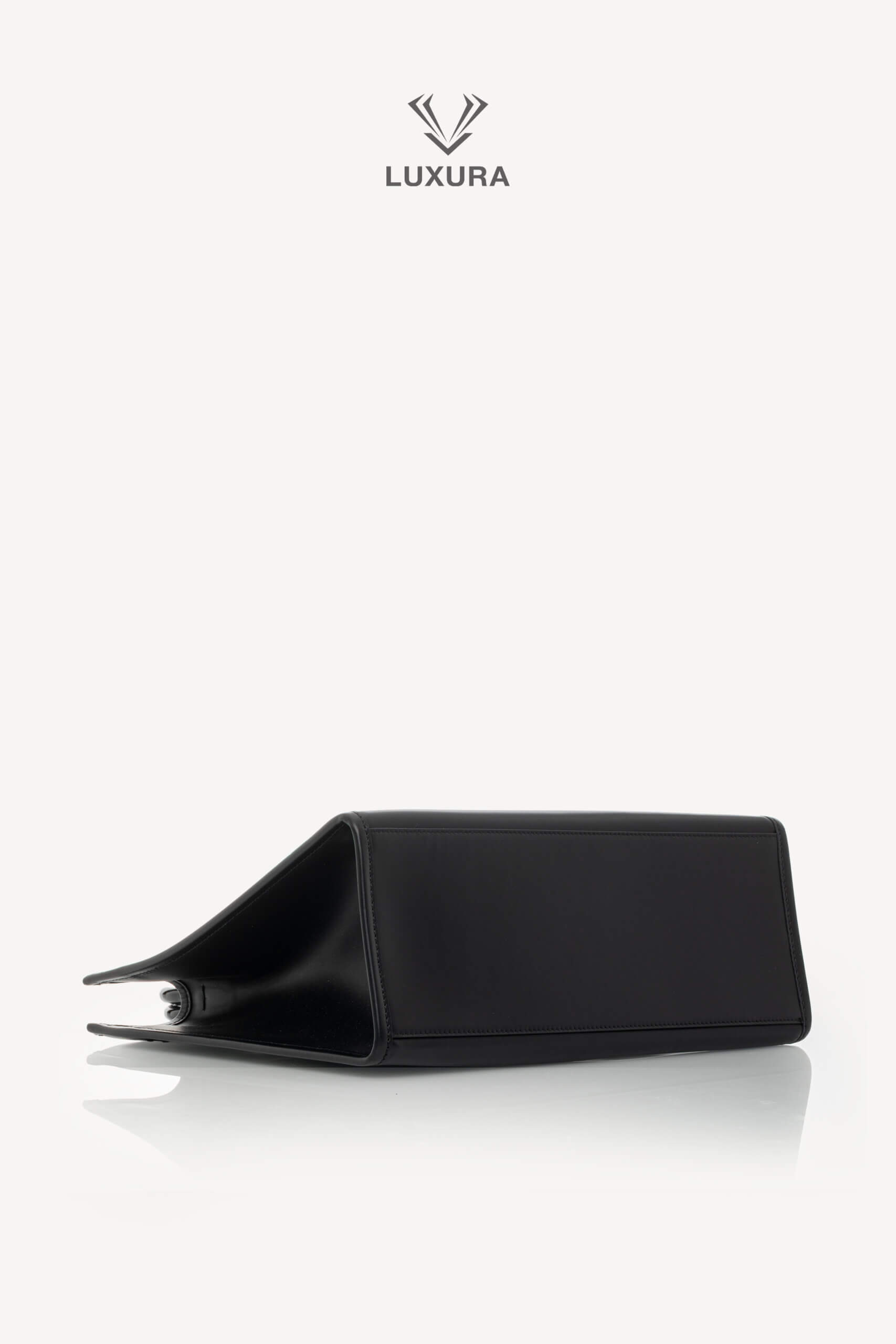 <span style="font-size: 10px;letter-spacing: .15em">BEST DEAL</span><br>            <strong>FENDI</strong><br>            <div style="margin-top:10px;font-size:16px">Vitello King Plexiglass Medium Fendi Sunshine Shopper Tote Black White</div><br> - Image 22