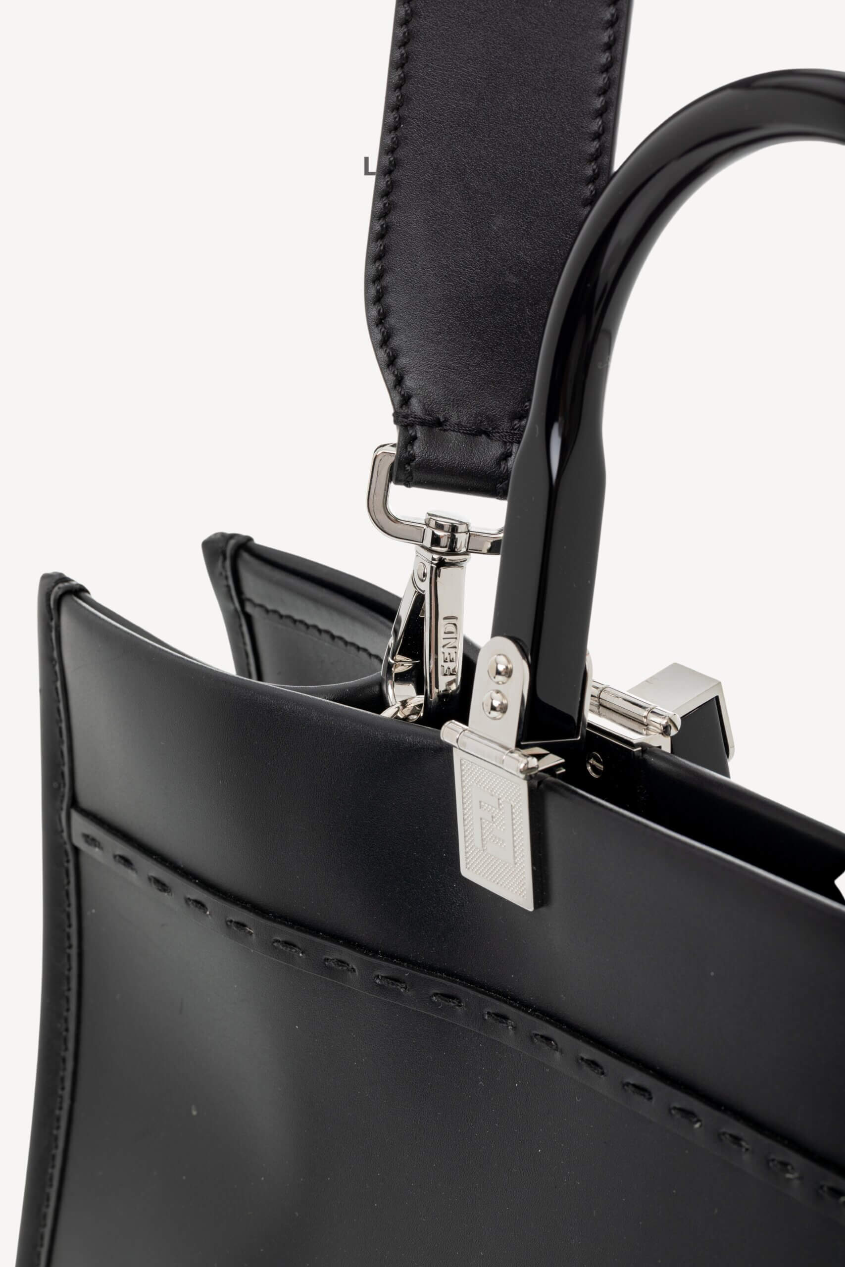 <span style="font-size: 10px;letter-spacing: .15em">BEST DEAL</span><br>            <strong>FENDI</strong><br>            <div style="margin-top:10px;font-size:16px">Vitello King Plexiglass Medium Fendi Sunshine Shopper Tote Black White</div><br> - Image 18