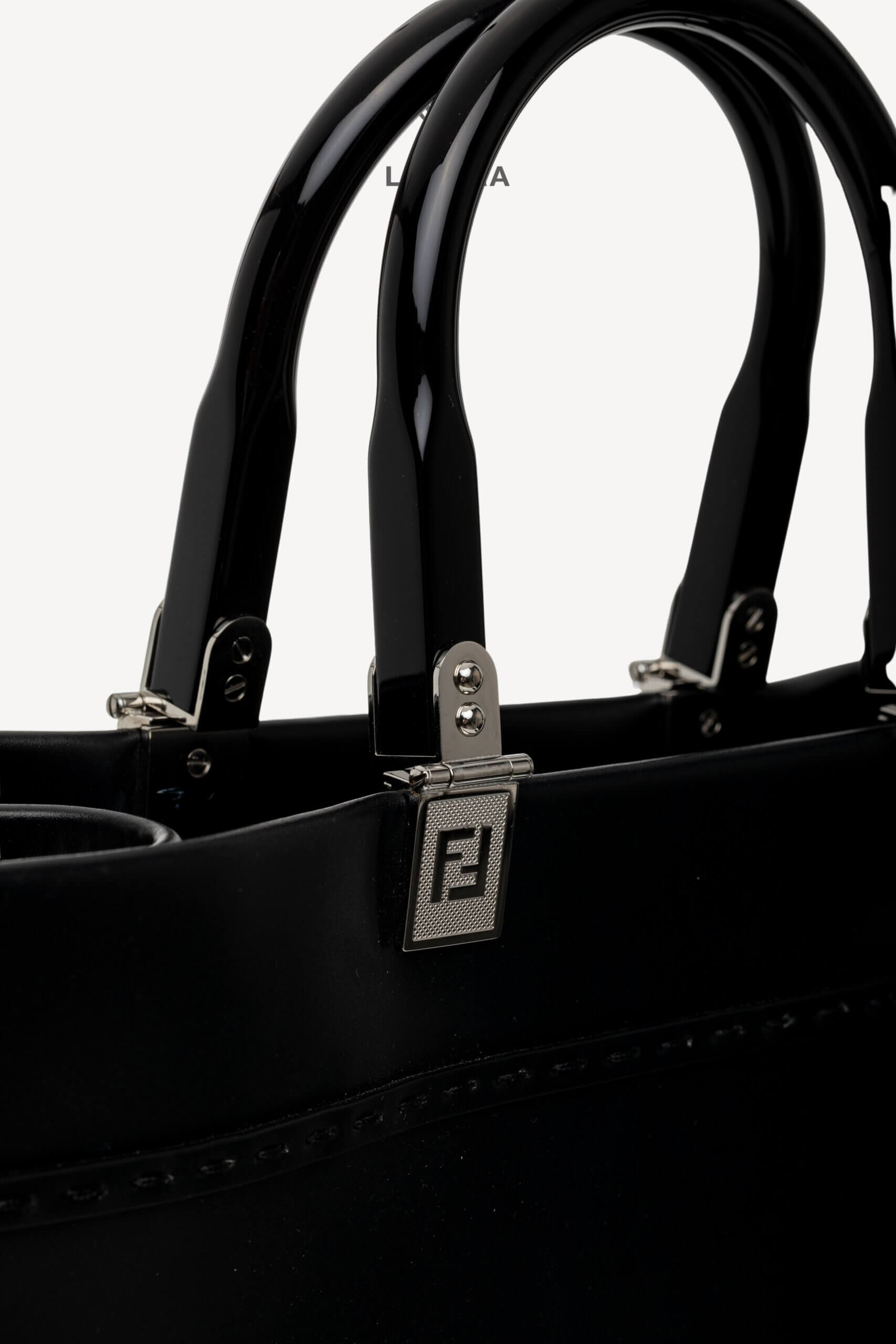 <span style="font-size: 10px;letter-spacing: .15em">BEST DEAL</span><br>            <strong>FENDI</strong><br>            <div style="margin-top:10px;font-size:16px">Vitello King Plexiglass Medium Fendi Sunshine Shopper Tote Black White</div><br> - Image 15