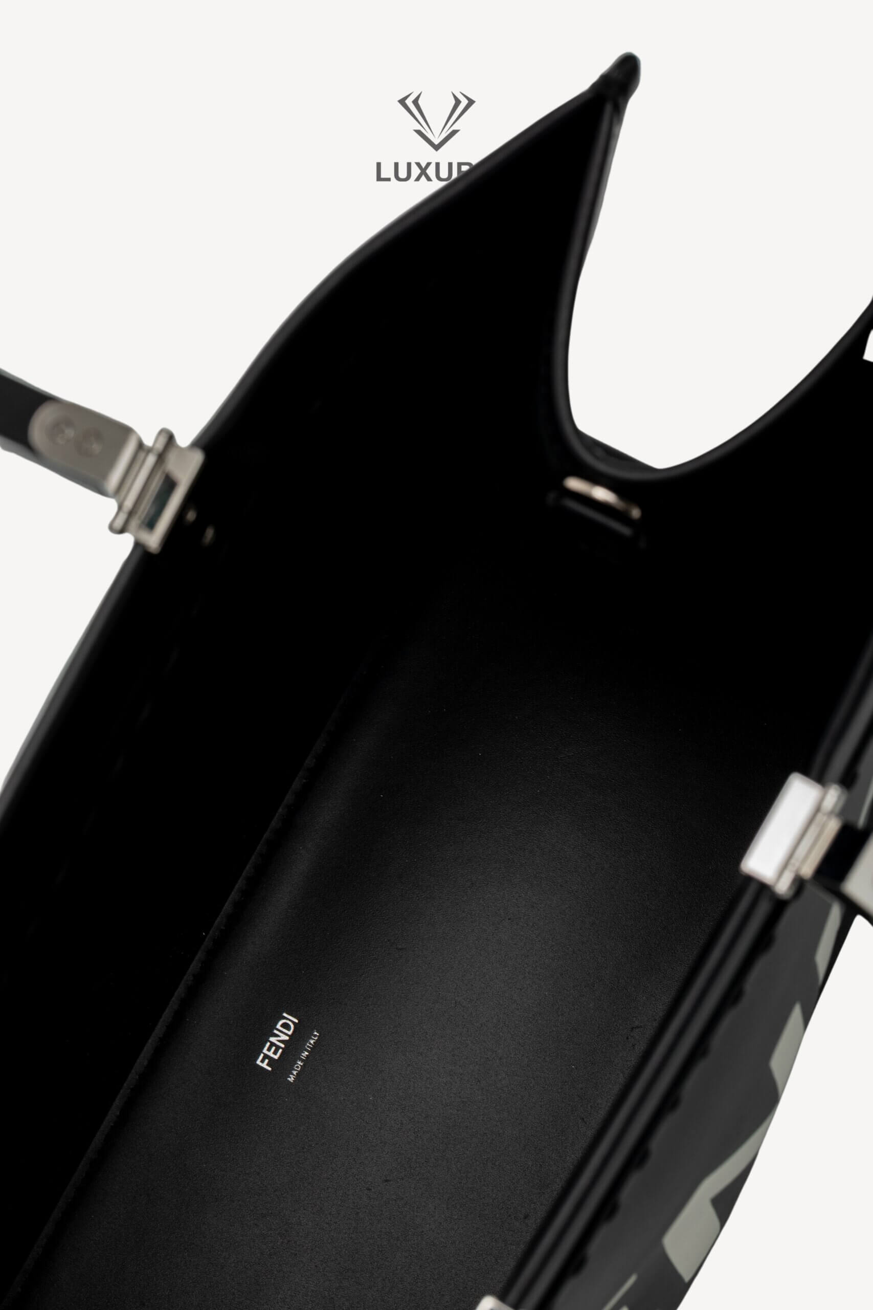 <span style="font-size: 10px;letter-spacing: .15em">BEST DEAL</span><br>            <strong>FENDI</strong><br>            <div style="margin-top:10px;font-size:16px">Vitello King Plexiglass Medium Fendi Sunshine Shopper Tote Black White</div><br> - Image 8