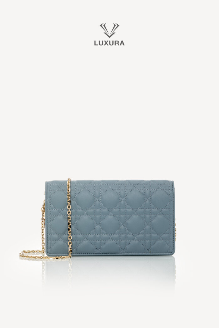 <span style="font-size: 10px;letter-spacing: .15em">NEW COLLECTION</span><br>            <strong>CHRISTIAN DIOR</strong><br>            <div style="margin-top:10px;font-size:16px">Lambskin Cannage Lady Dior Chain Wallet Cloud Blue</div><br>