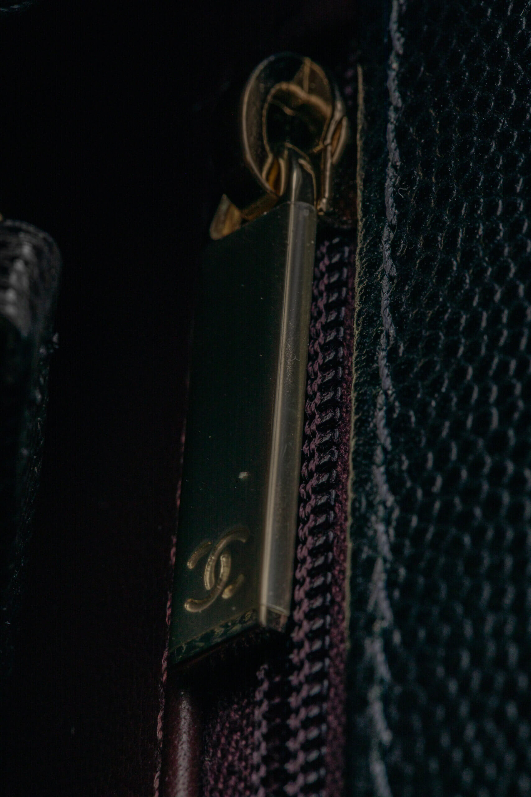 <span style="font-size: 10px;letter-spacing: .15em">HARD TO FIND</span><br>            <strong>CHANEL</strong><br>            <div style="margin-top:10px;font-size:16px">Quilted Caviar and Lizard Embossed Large Coco Top Handle Black</div><br> - Image 24