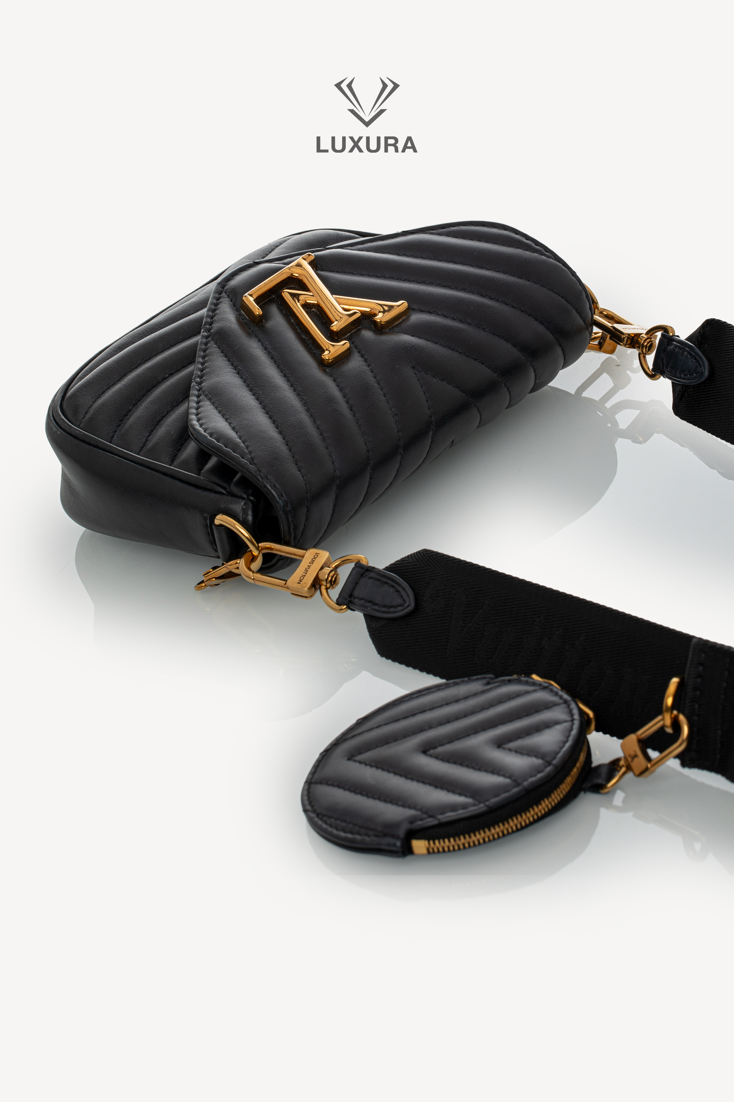 <span style="font-size: 10px;letter-spacing: .15em">HARD TO FIND</span><br>            <strong>LOUIS VUITTON</strong><br>            <div style="margin-top:10px;font-size:16px">Calfskin New Wave Multipochete Black</div><br> - Image 3