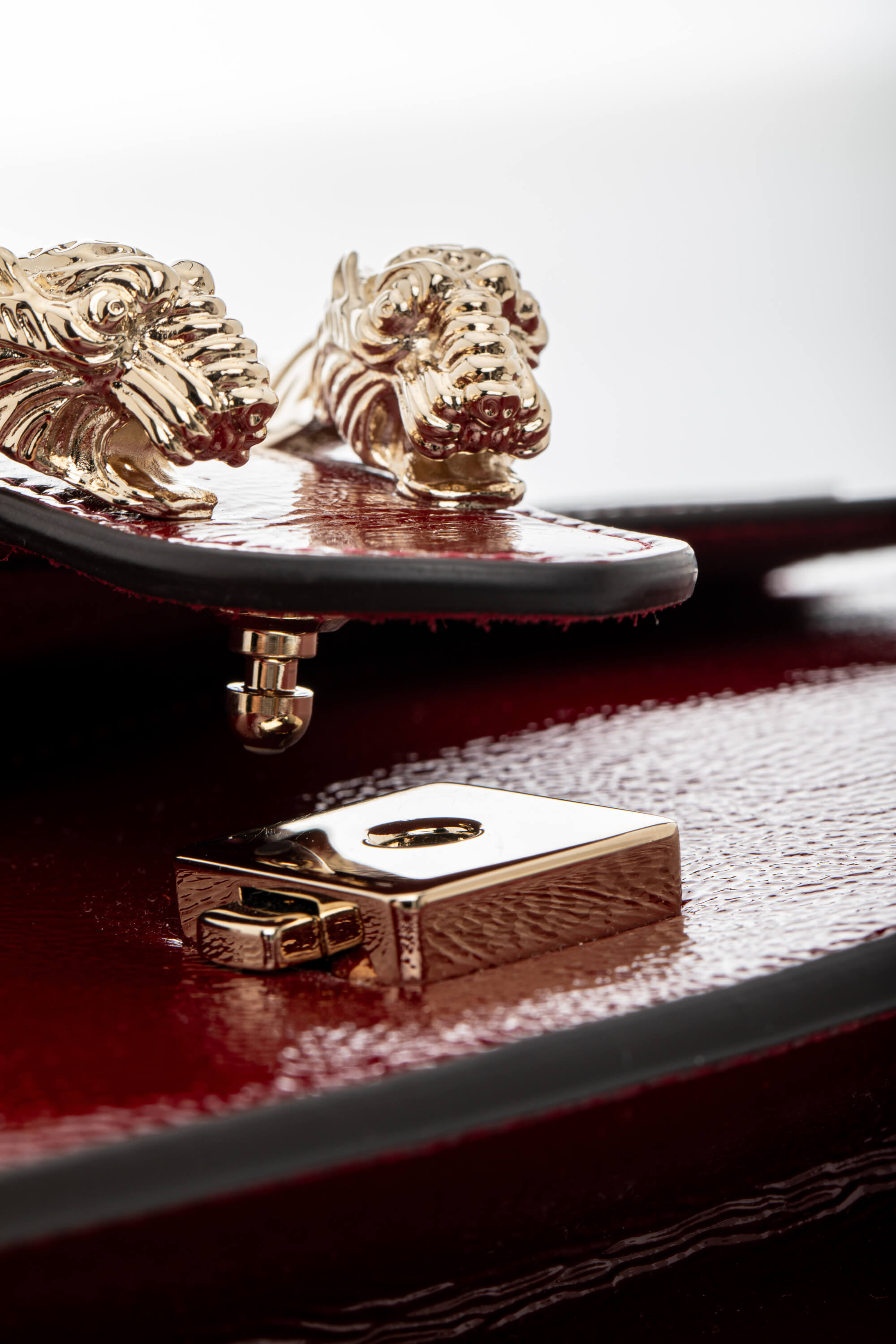 <span style="font-size: 10px;letter-spacing: .15em">BEST DEAL</span><br>            <strong>GUCCI</strong><br>            <div style="margin-top:10px;font-size:16px">Crinkled Patent Small Dionysus Shoulder Bag Rosso Ancona</div><br> - Image 12
