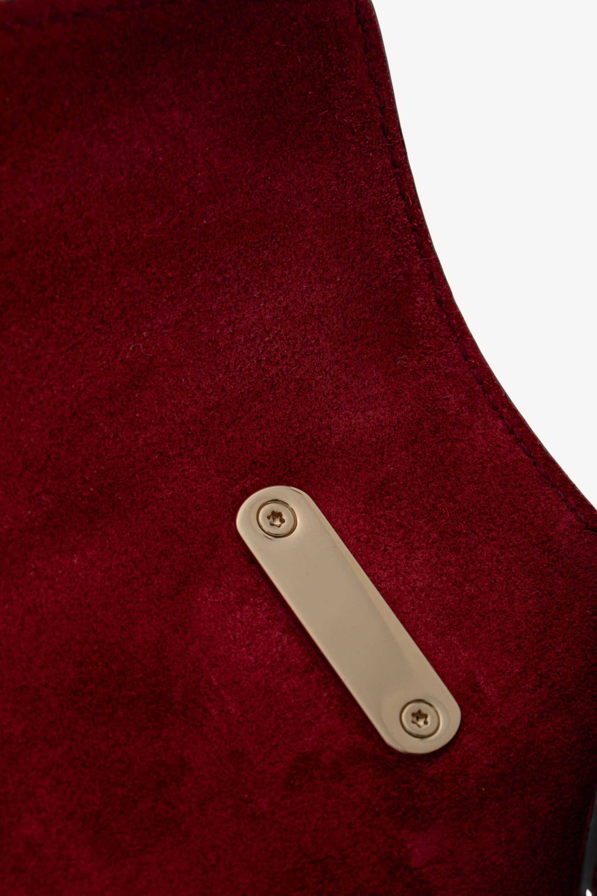 <span style="font-size: 10px;letter-spacing: .15em">BEST DEAL</span><br>            <strong>GUCCI</strong><br>            <div style="margin-top:10px;font-size:16px">Crinkled Patent Small Dionysus Shoulder Bag Rosso Ancona</div><br> - Image 19