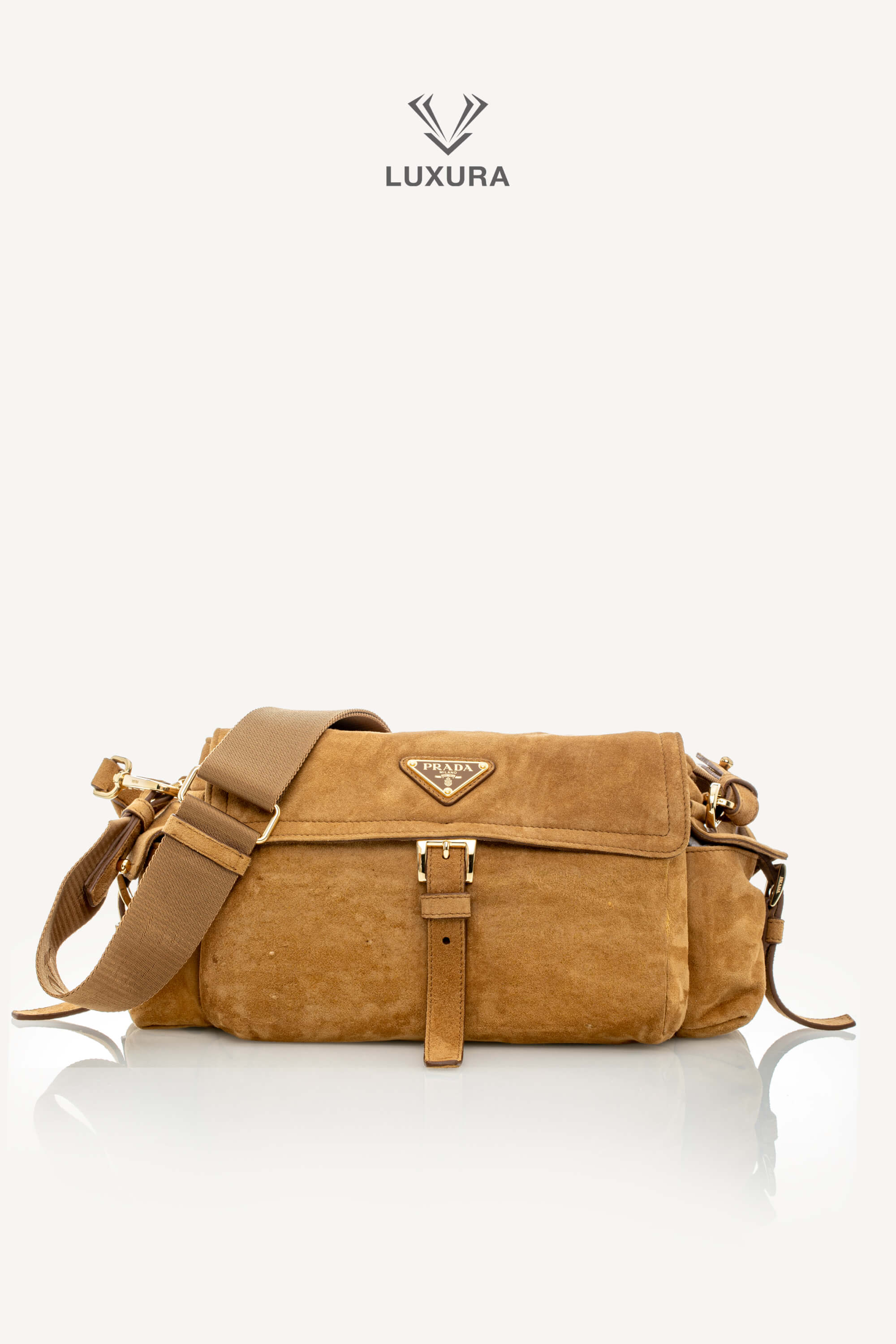 <span style="font-size: 10px;letter-spacing: .15em">NEW COLLECTION</span><br> <strong>PRADA</strong><br> <div style="margin-top:10px;font-size:16px">Explore Medium Suede Leather Shoulder Bag With Flap Cinnamon</div><br>