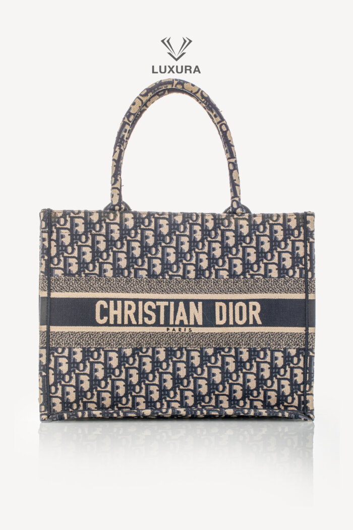 <span style="font-size: 10px;letter-spacing: .15em">BEST DEAL</span><br>            <strong>CHRISTIAN DIOR</strong><br>            <div style="margin-top:10px;font-size:16px">Medium Dior Book Tote Ecru and Blue Dior Oblique Embroidery</div><br>