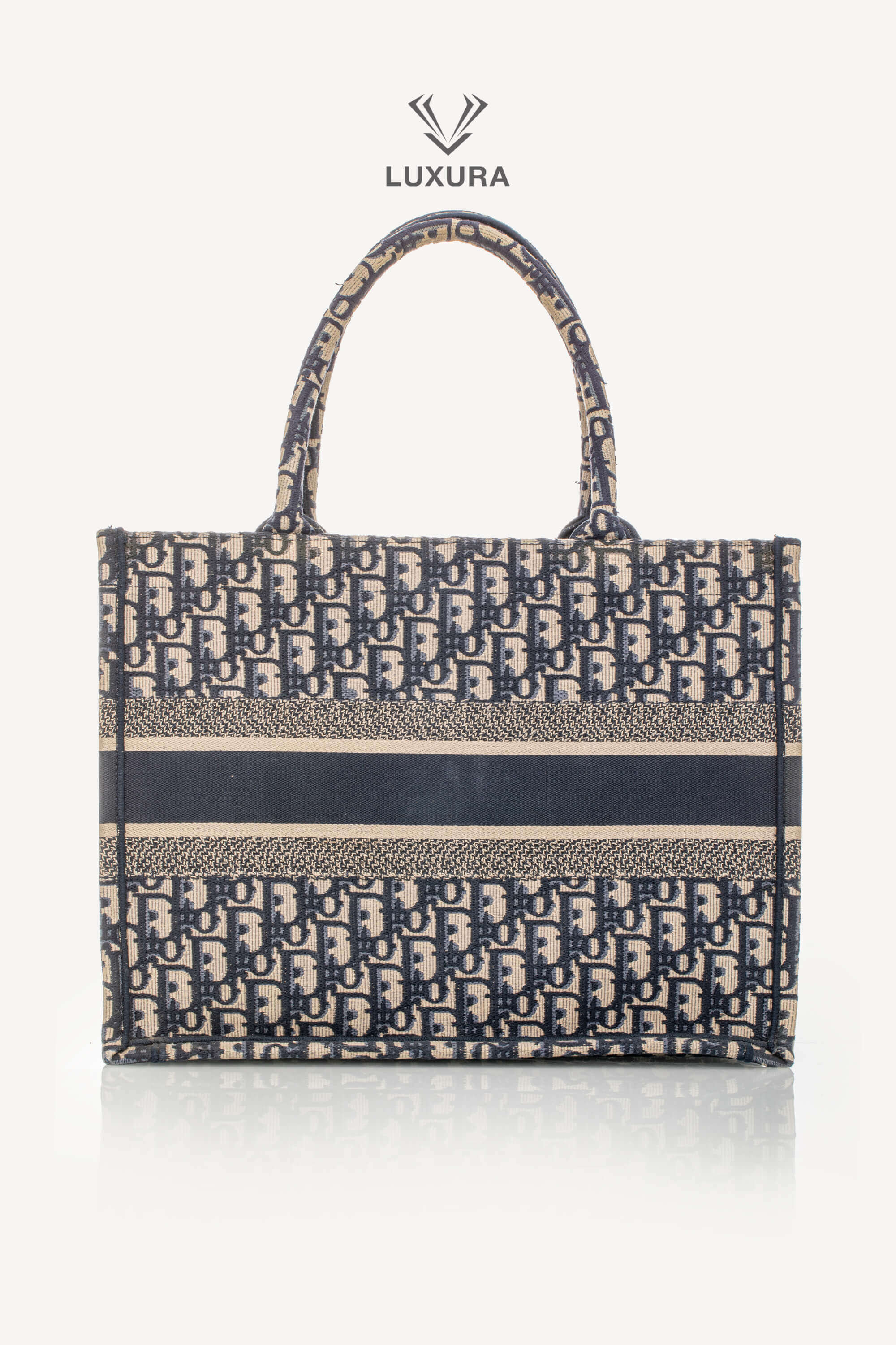 <span style="font-size: 10px;letter-spacing: .15em">BEST DEAL</span><br>            <strong>CHRISTIAN DIOR</strong><br>            <div style="margin-top:10px;font-size:16px">Medium Dior Book Tote Ecru and Blue Dior Oblique Embroidery</div><br> - Image 4