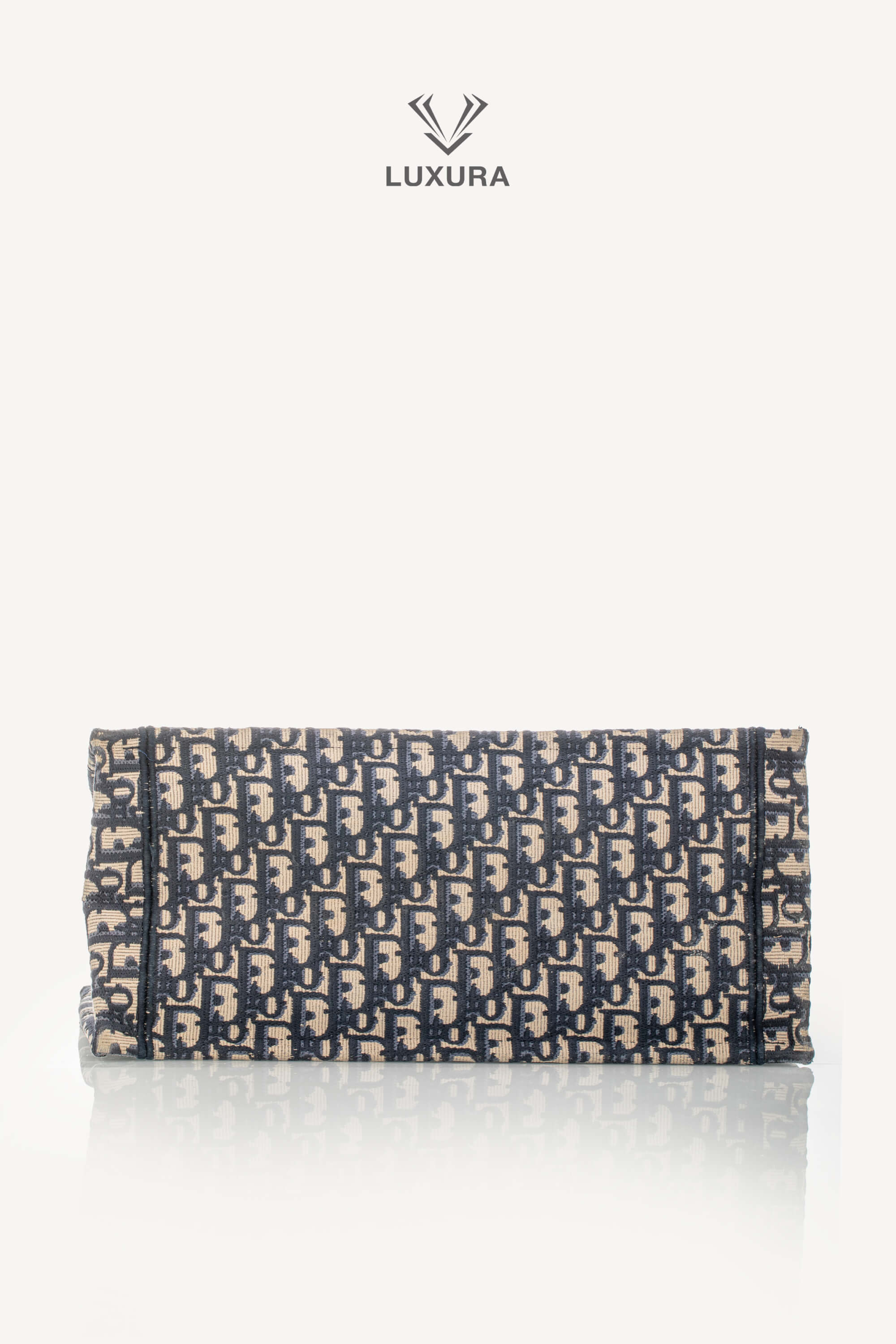 <span style="font-size: 10px;letter-spacing: .15em">BEST DEAL</span><br>            <strong>CHRISTIAN DIOR</strong><br>            <div style="margin-top:10px;font-size:16px">Medium Dior Book Tote Ecru and Blue Dior Oblique Embroidery</div><br> - Image 19