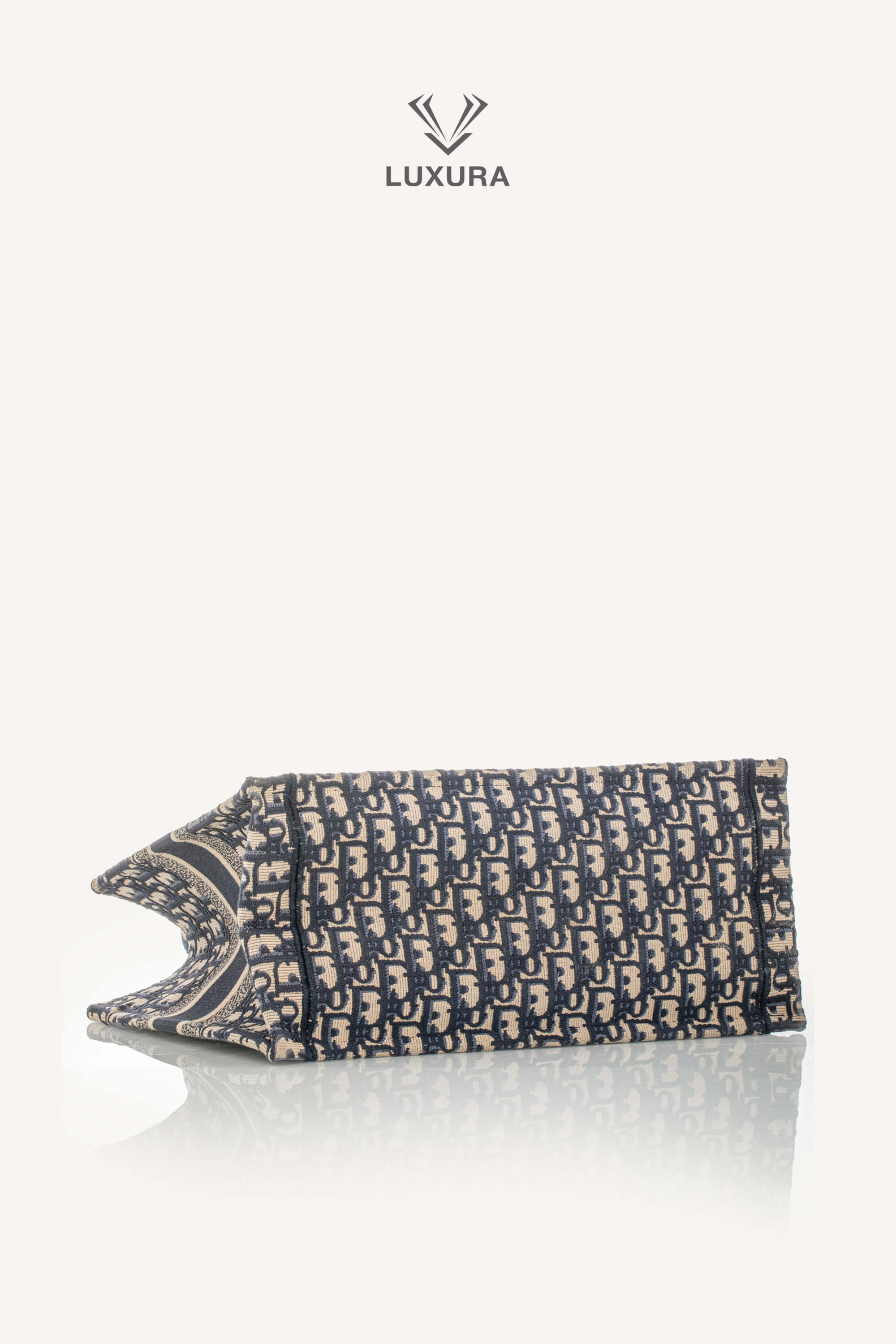 <span style="font-size: 10px;letter-spacing: .15em">BEST DEAL</span><br>            <strong>CHRISTIAN DIOR</strong><br>            <div style="margin-top:10px;font-size:16px">Medium Dior Book Tote Ecru and Blue Dior Oblique Embroidery</div><br> - Image 20