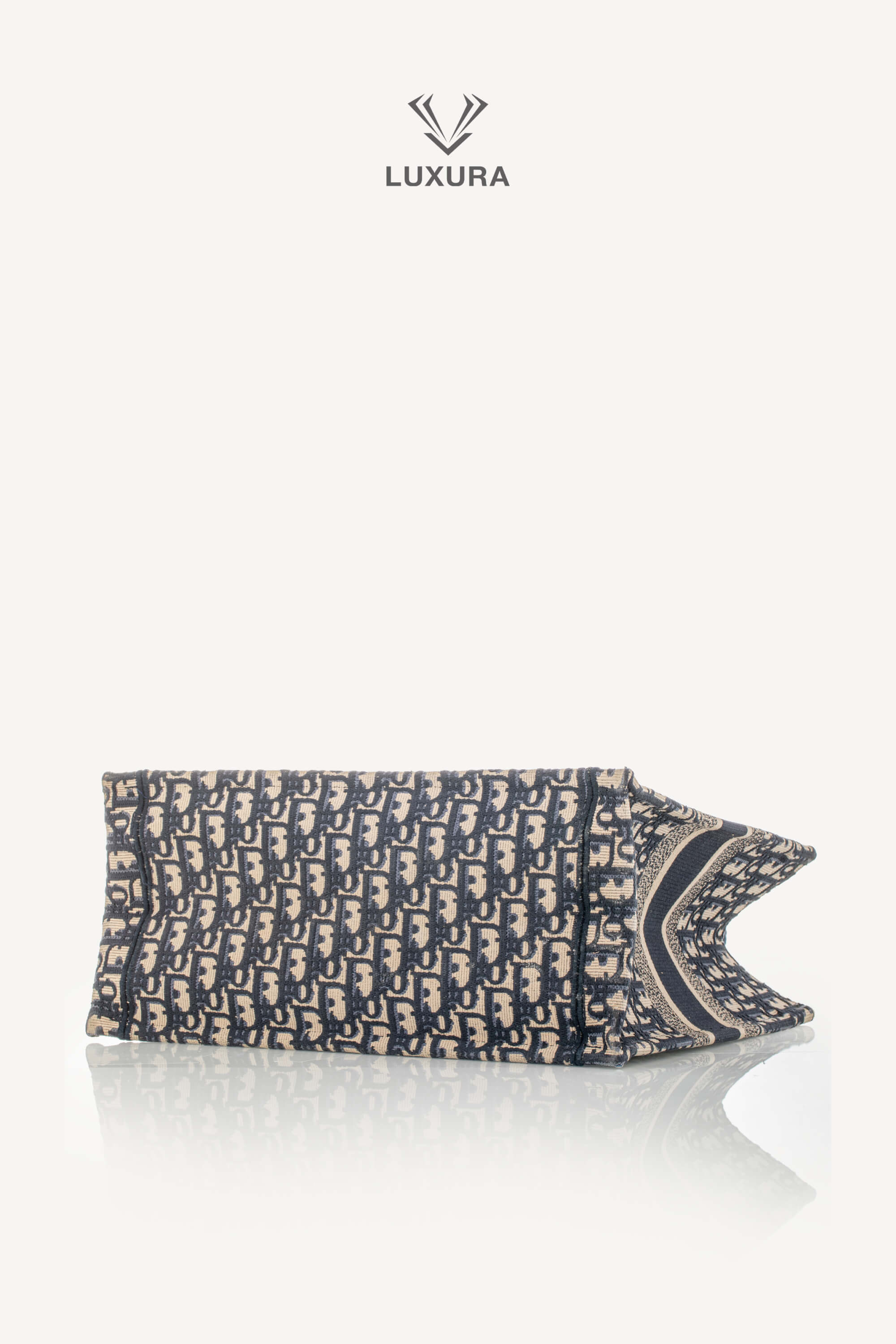 <span style="font-size: 10px;letter-spacing: .15em">BEST DEAL</span><br>            <strong>CHRISTIAN DIOR</strong><br>            <div style="margin-top:10px;font-size:16px">Medium Dior Book Tote Ecru and Blue Dior Oblique Embroidery</div><br> - Image 18