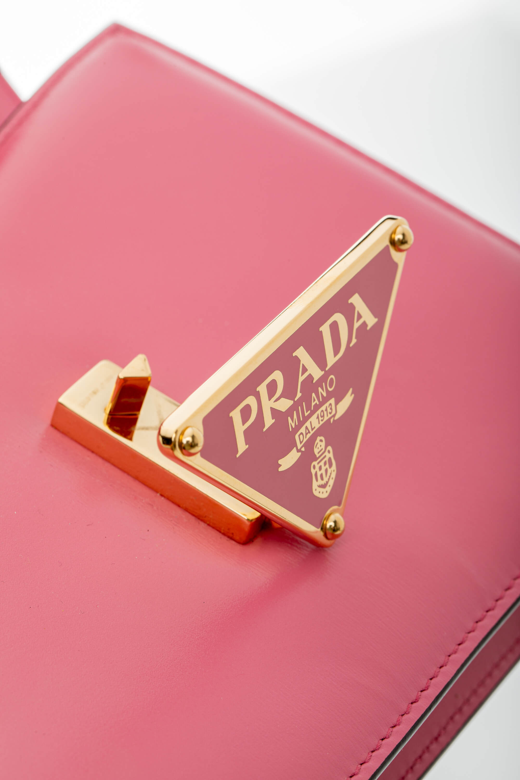 <span style="font-size: 10px;letter-spacing: .15em">BEST DEAL</span><br> <strong>PRADA</strong><br> <div style="margin-top:10px;font-size:16px">Box Calfskin Triangle Embleme Flap Shoulder Bag Begonia</div><br> - Image 13