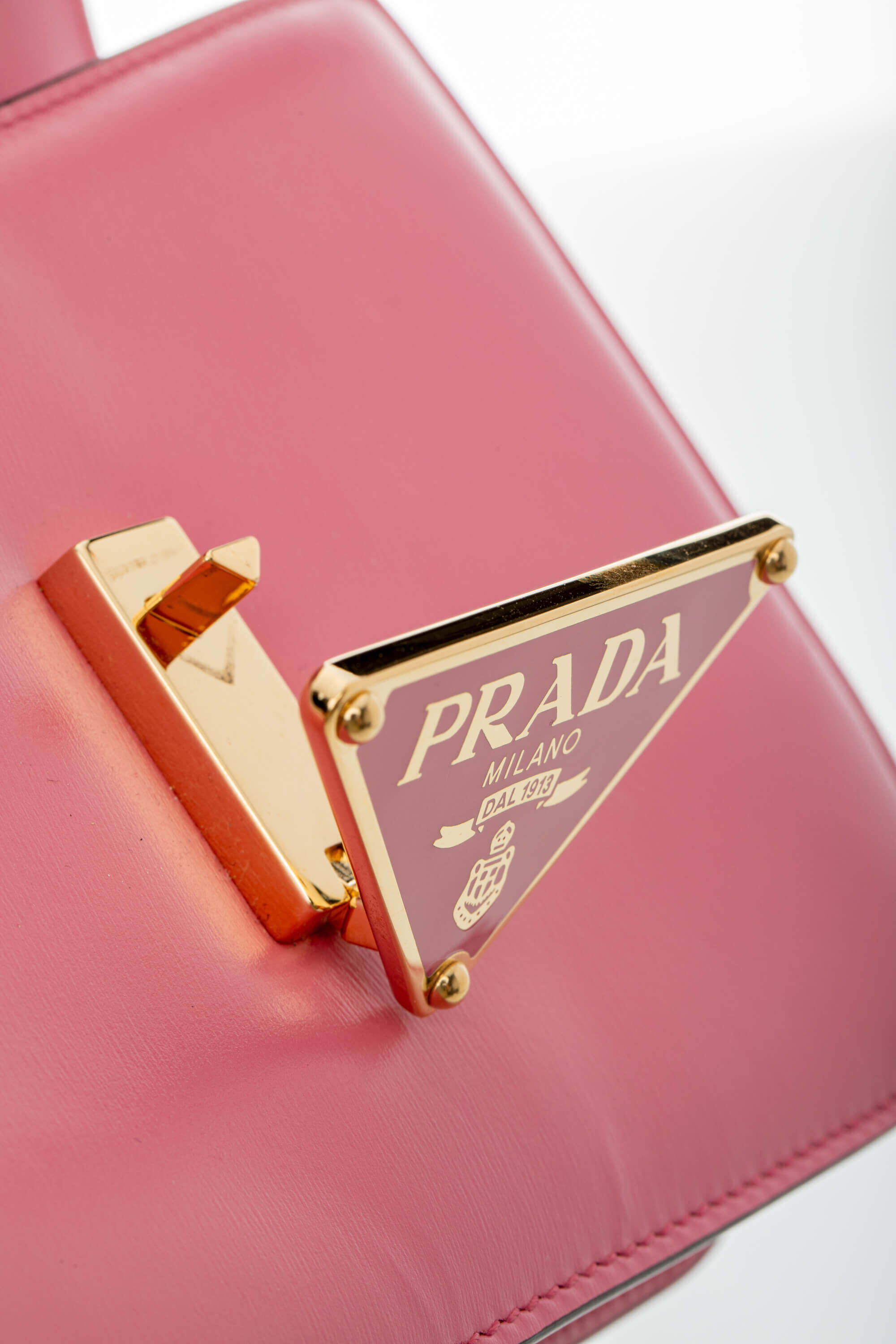 <span style="font-size: 10px;letter-spacing: .15em">BEST DEAL</span><br> <strong>PRADA</strong><br> <div style="margin-top:10px;font-size:16px">Box Calfskin Triangle Embleme Flap Shoulder Bag Begonia</div><br> - Image 10