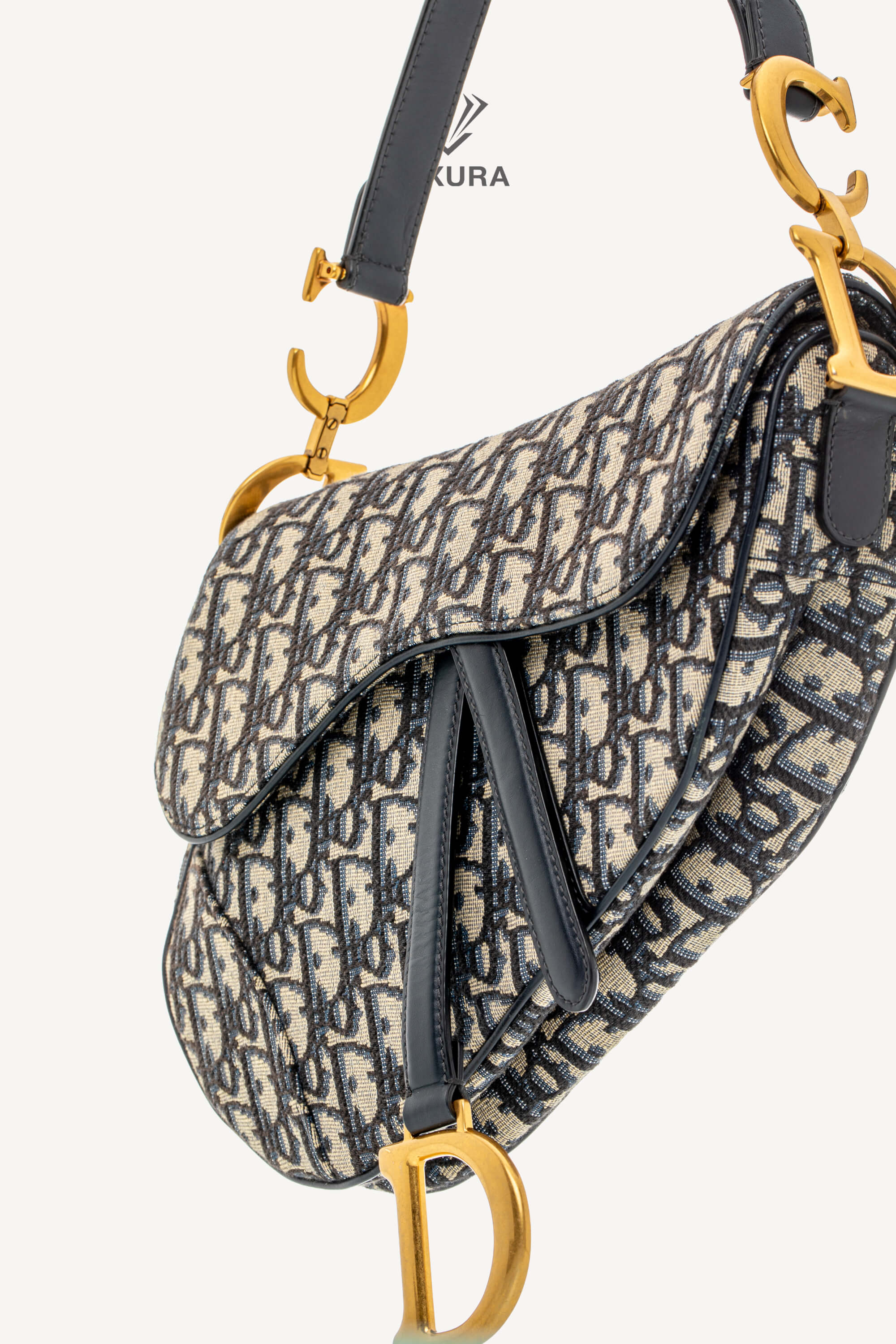 <span style="font-size: 10px;letter-spacing: .15em">BEST DEAL</span><br> <strong>CHRISTIAN DIOR</strong><br> <div style="margin-top:10px;font-size:16px">Saddle Bag Blue Dior Oblique Jacquard</div><br> - Image 2