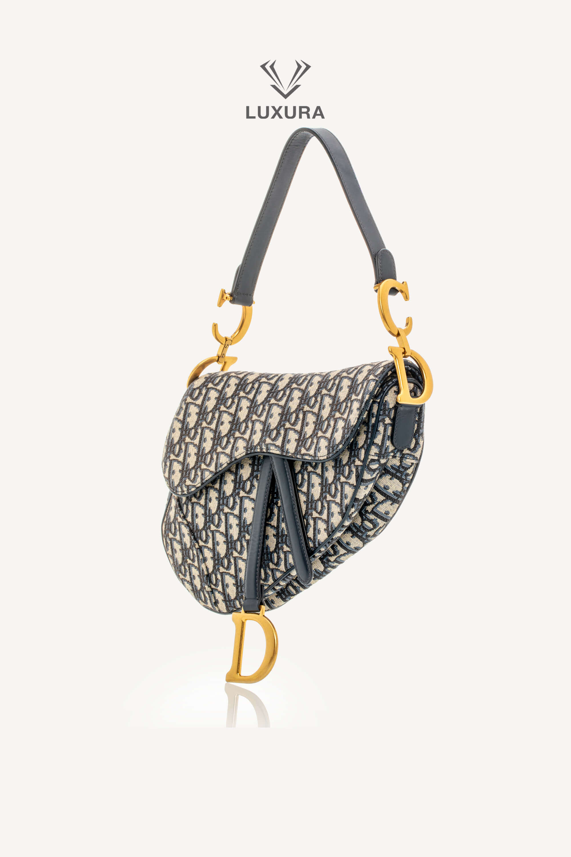<span style="font-size: 10px;letter-spacing: .15em">BEST DEAL</span><br> <strong>CHRISTIAN DIOR</strong><br> <div style="margin-top:10px;font-size:16px">Saddle Bag Blue Dior Oblique Jacquard</div><br> - Image 25