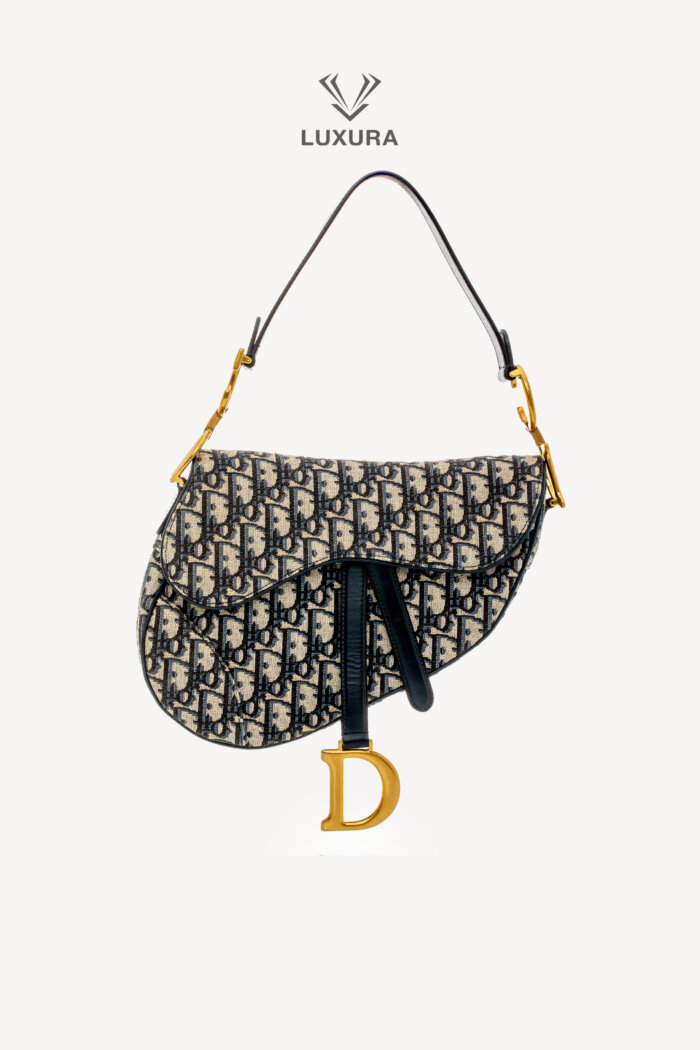 <span style="font-size: 10px;letter-spacing: .15em">BEST DEAL</span><br>            <strong>CHRISTIAN DIOR</strong><br>            <div style="margin-top:10px;font-size:16px">Saddle Bag Blue Dior Oblique Jacquard</div><br>