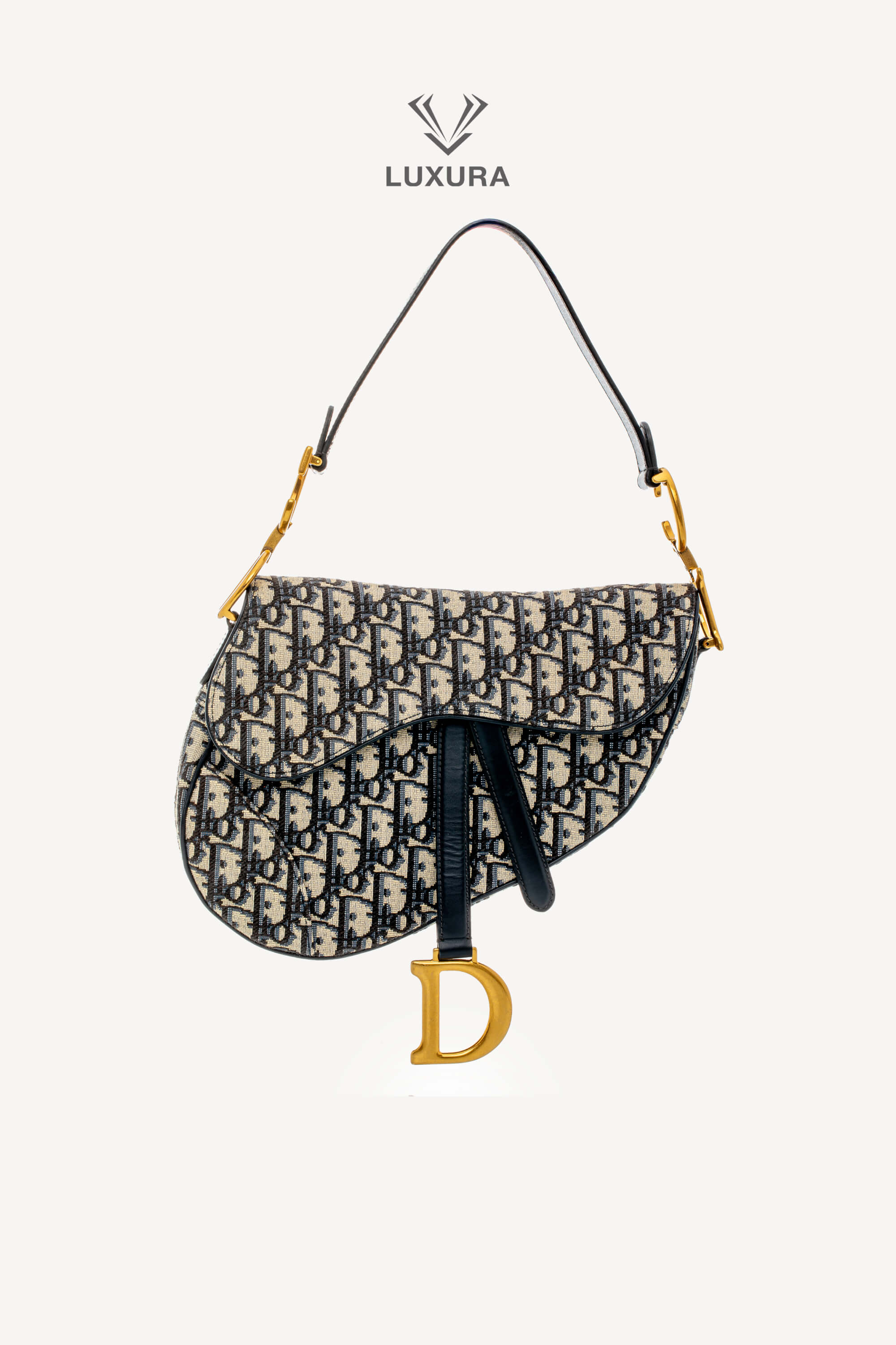 <span style="font-size: 10px;letter-spacing: .15em">BEST DEAL</span><br> <strong>CHRISTIAN DIOR</strong><br> <div style="margin-top:10px;font-size:16px">Saddle Bag Blue Dior Oblique Jacquard</div><br>