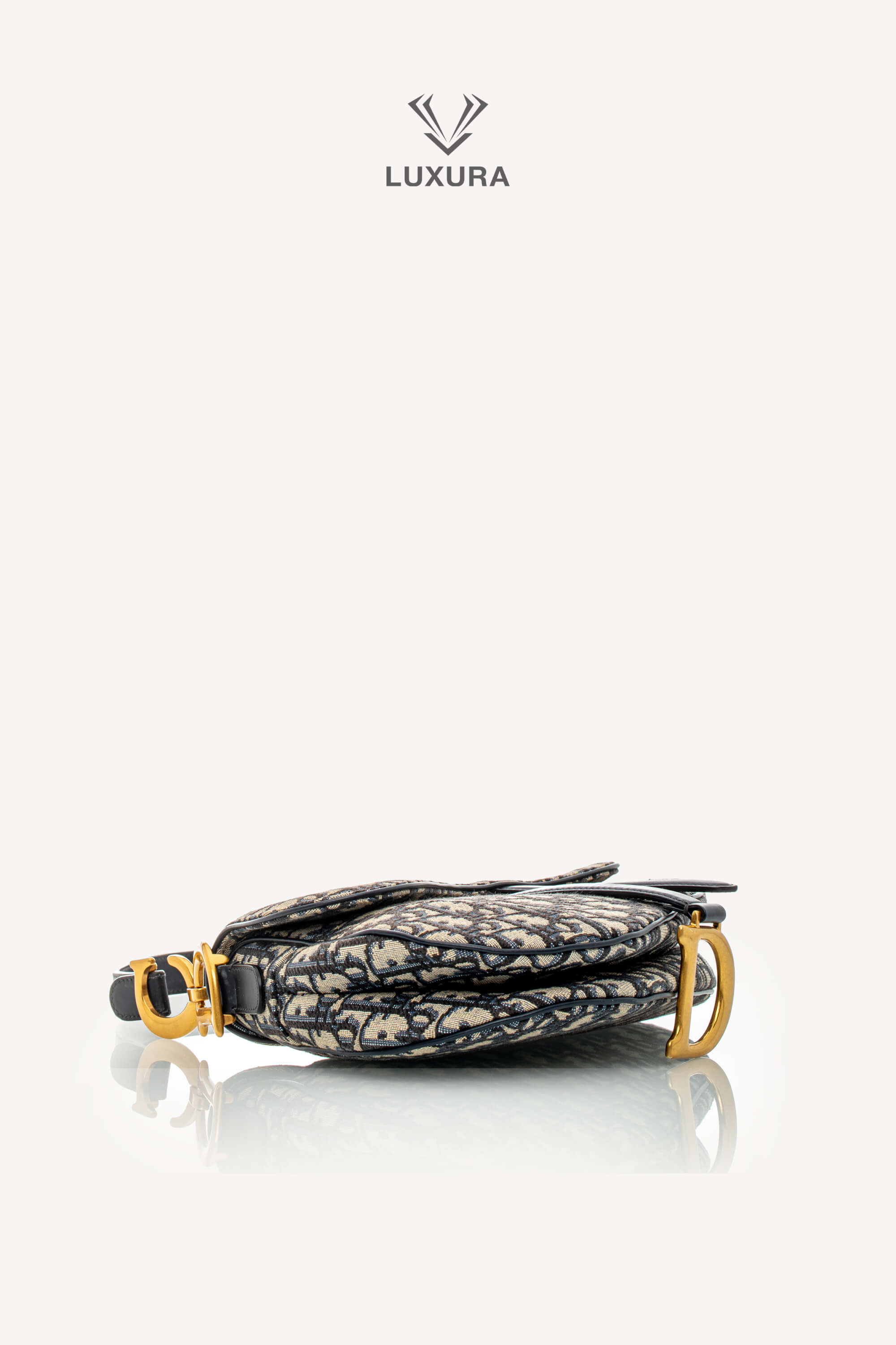 <span style="font-size: 10px;letter-spacing: .15em">BEST DEAL</span><br> <strong>CHRISTIAN DIOR</strong><br> <div style="margin-top:10px;font-size:16px">Saddle Bag Blue Dior Oblique Jacquard</div><br> - Image 24