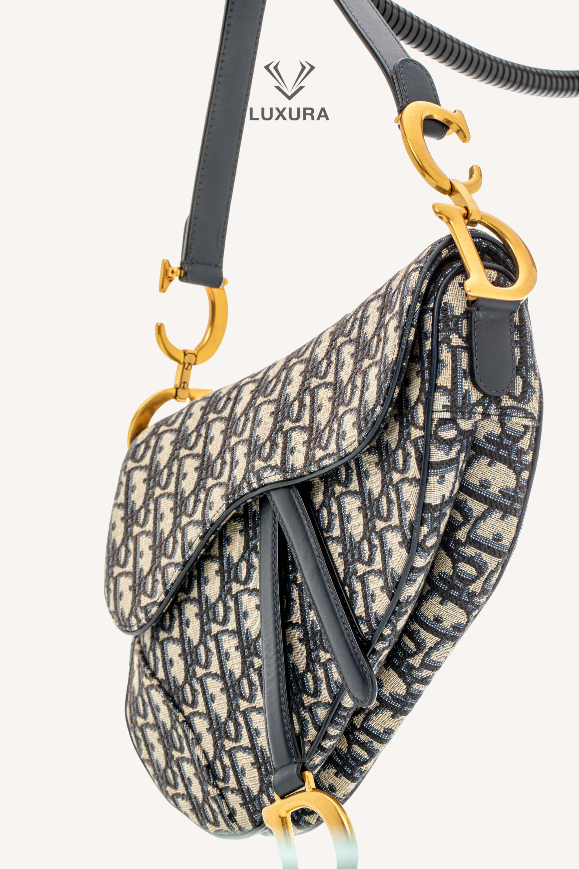 <span style="font-size: 10px;letter-spacing: .15em">BEST DEAL</span><br> <strong>CHRISTIAN DIOR</strong><br> <div style="margin-top:10px;font-size:16px">Saddle Bag Blue Dior Oblique Jacquard</div><br> - Image 20