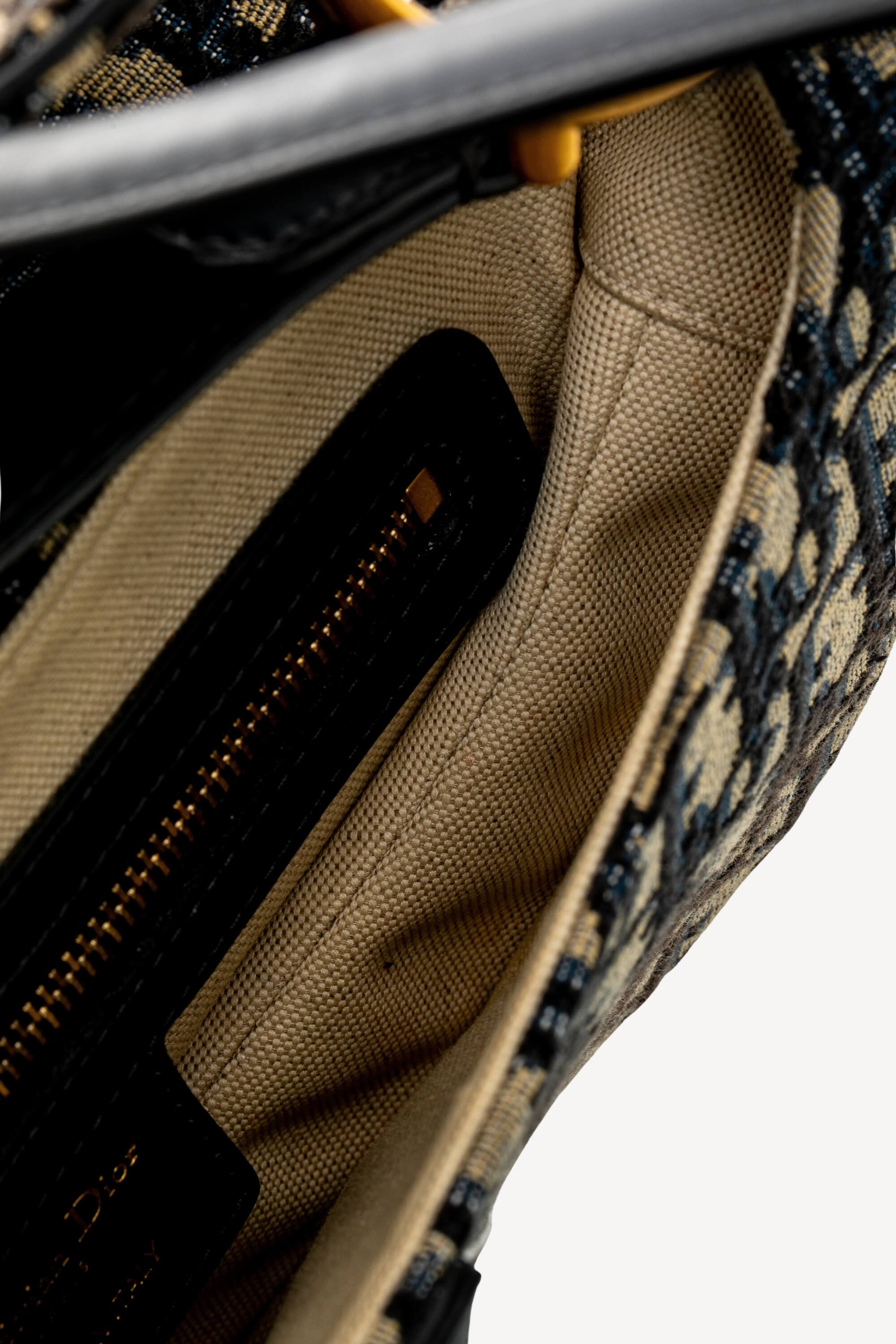 <span style="font-size: 10px;letter-spacing: .15em">BEST DEAL</span><br> <strong>CHRISTIAN DIOR</strong><br> <div style="margin-top:10px;font-size:16px">Saddle Bag Blue Dior Oblique Jacquard</div><br> - Image 16