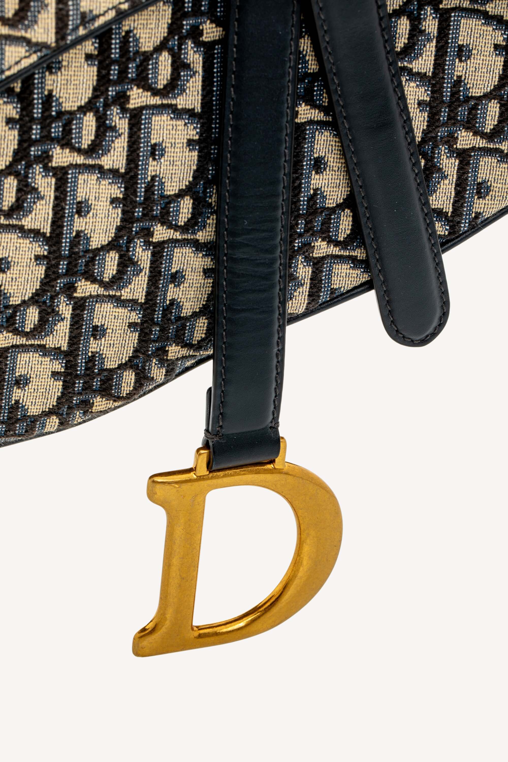 <span style="font-size: 10px;letter-spacing: .15em">BEST DEAL</span><br> <strong>CHRISTIAN DIOR</strong><br> <div style="margin-top:10px;font-size:16px">Saddle Bag Blue Dior Oblique Jacquard</div><br> - Image 15