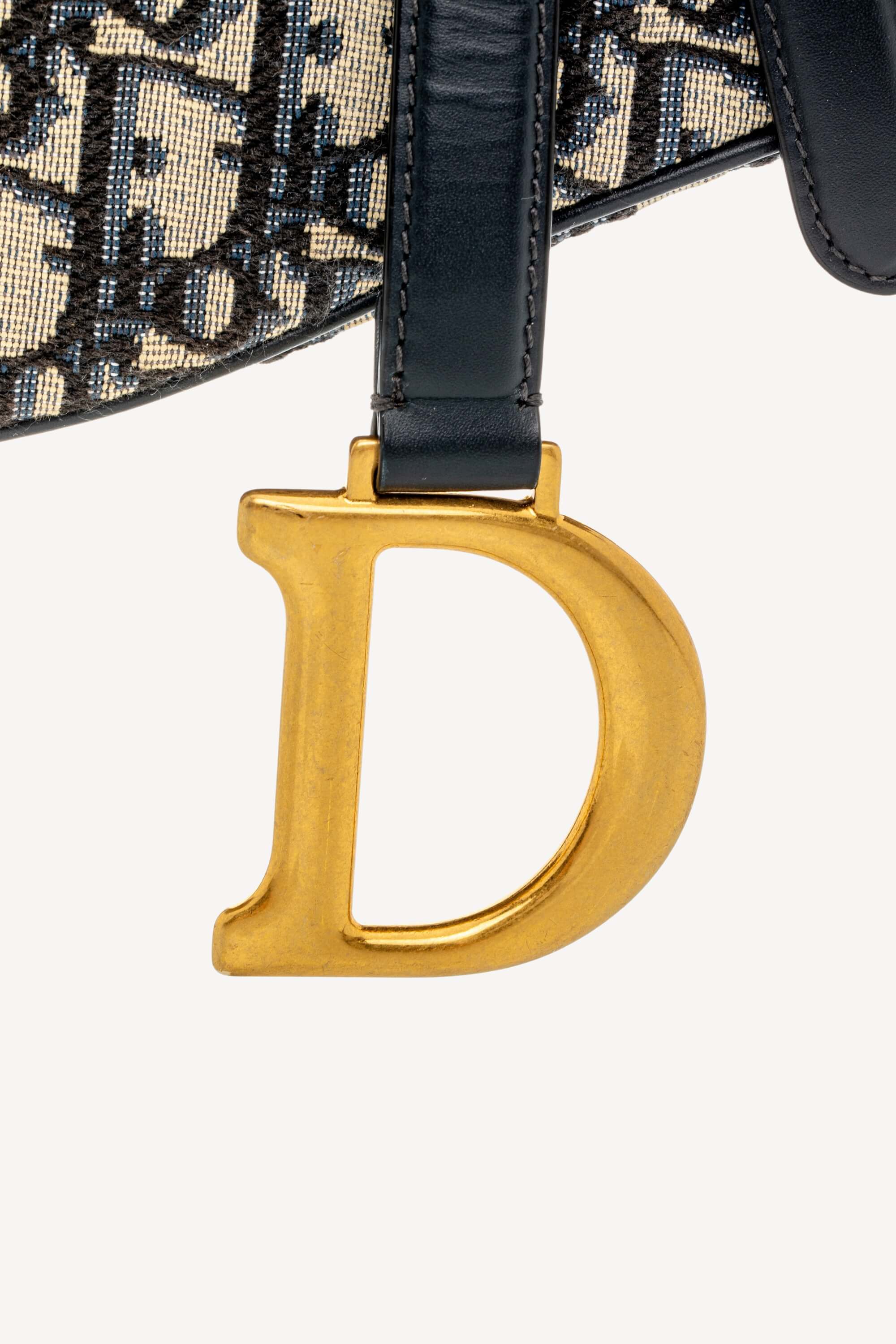 <span style="font-size: 10px;letter-spacing: .15em">BEST DEAL</span><br> <strong>CHRISTIAN DIOR</strong><br> <div style="margin-top:10px;font-size:16px">Saddle Bag Blue Dior Oblique Jacquard</div><br> - Image 14