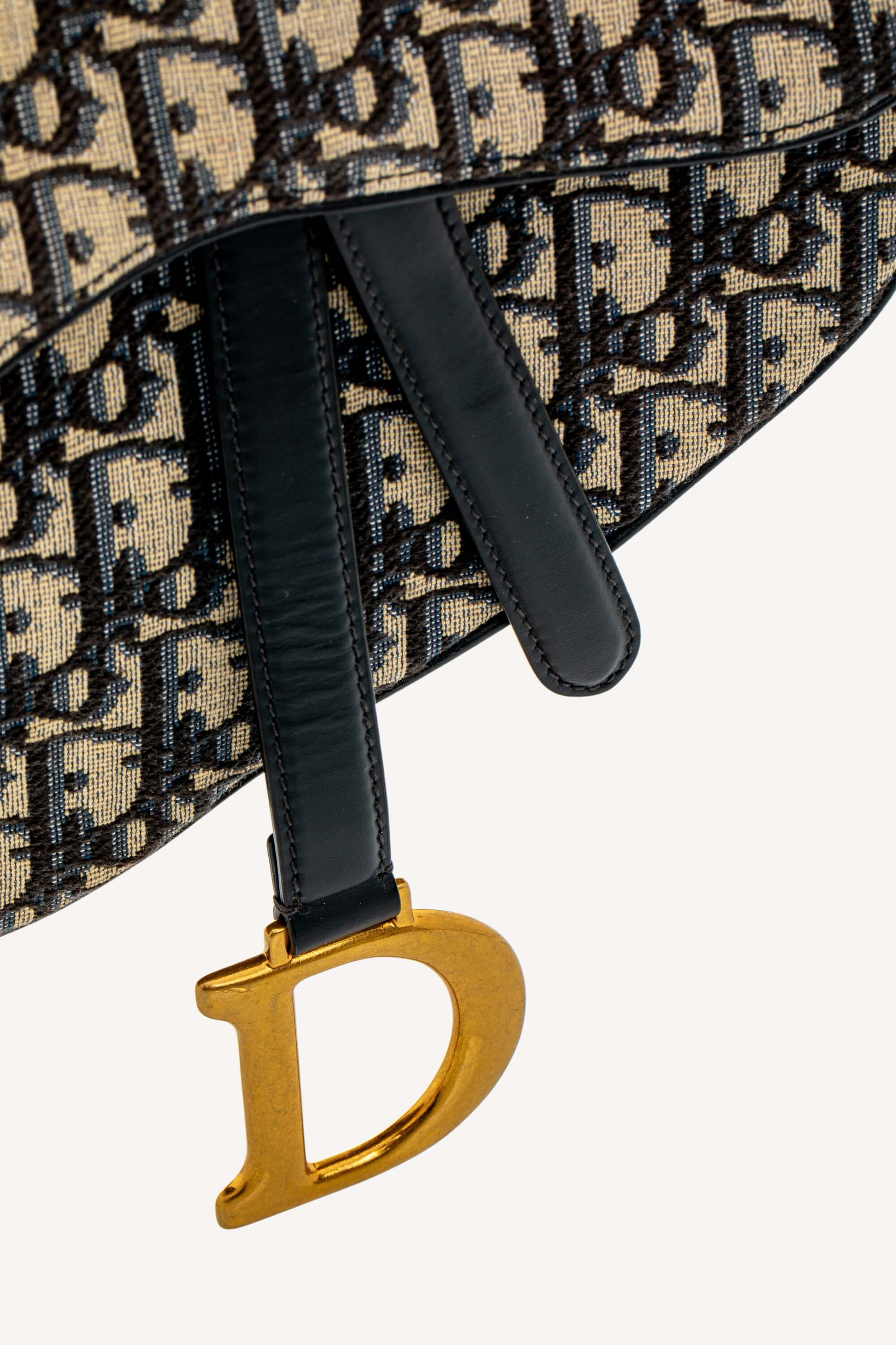 <span style="font-size: 10px;letter-spacing: .15em">BEST DEAL</span><br> <strong>CHRISTIAN DIOR</strong><br> <div style="margin-top:10px;font-size:16px">Saddle Bag Blue Dior Oblique Jacquard</div><br> - Image 13