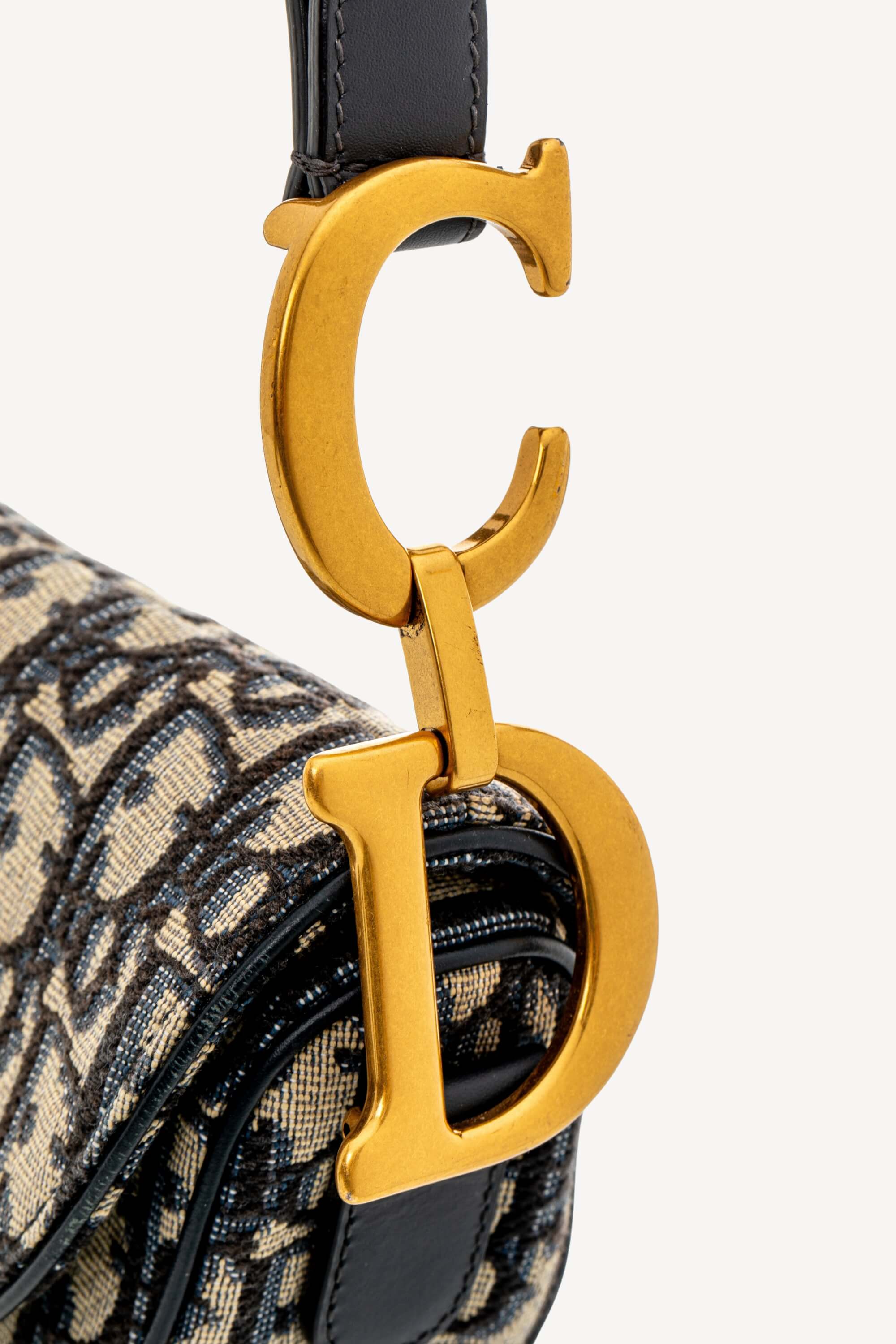 <span style="font-size: 10px;letter-spacing: .15em">BEST DEAL</span><br> <strong>CHRISTIAN DIOR</strong><br> <div style="margin-top:10px;font-size:16px">Saddle Bag Blue Dior Oblique Jacquard</div><br> - Image 12