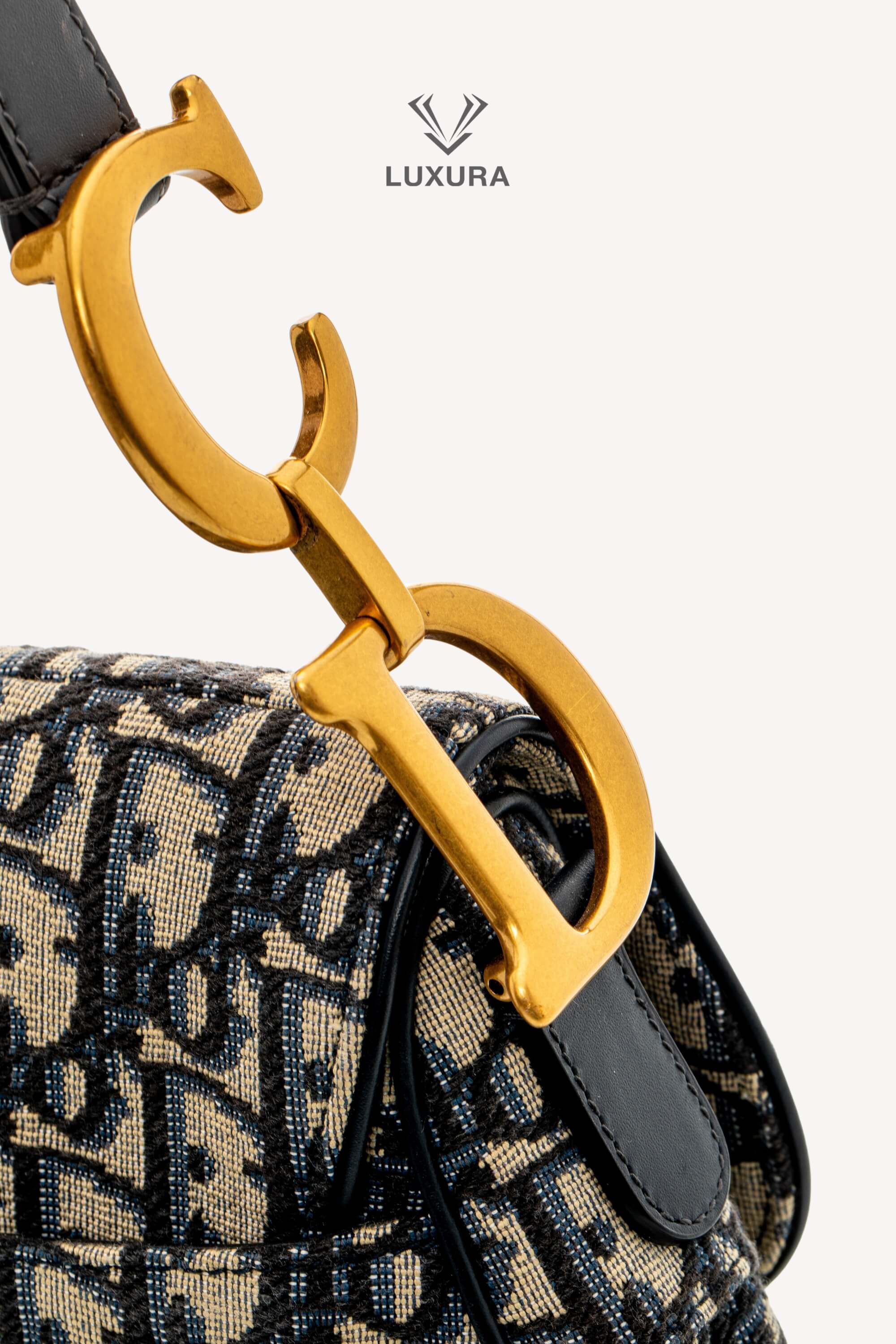 <span style="font-size: 10px;letter-spacing: .15em">BEST DEAL</span><br> <strong>CHRISTIAN DIOR</strong><br> <div style="margin-top:10px;font-size:16px">Saddle Bag Blue Dior Oblique Jacquard</div><br> - Image 9