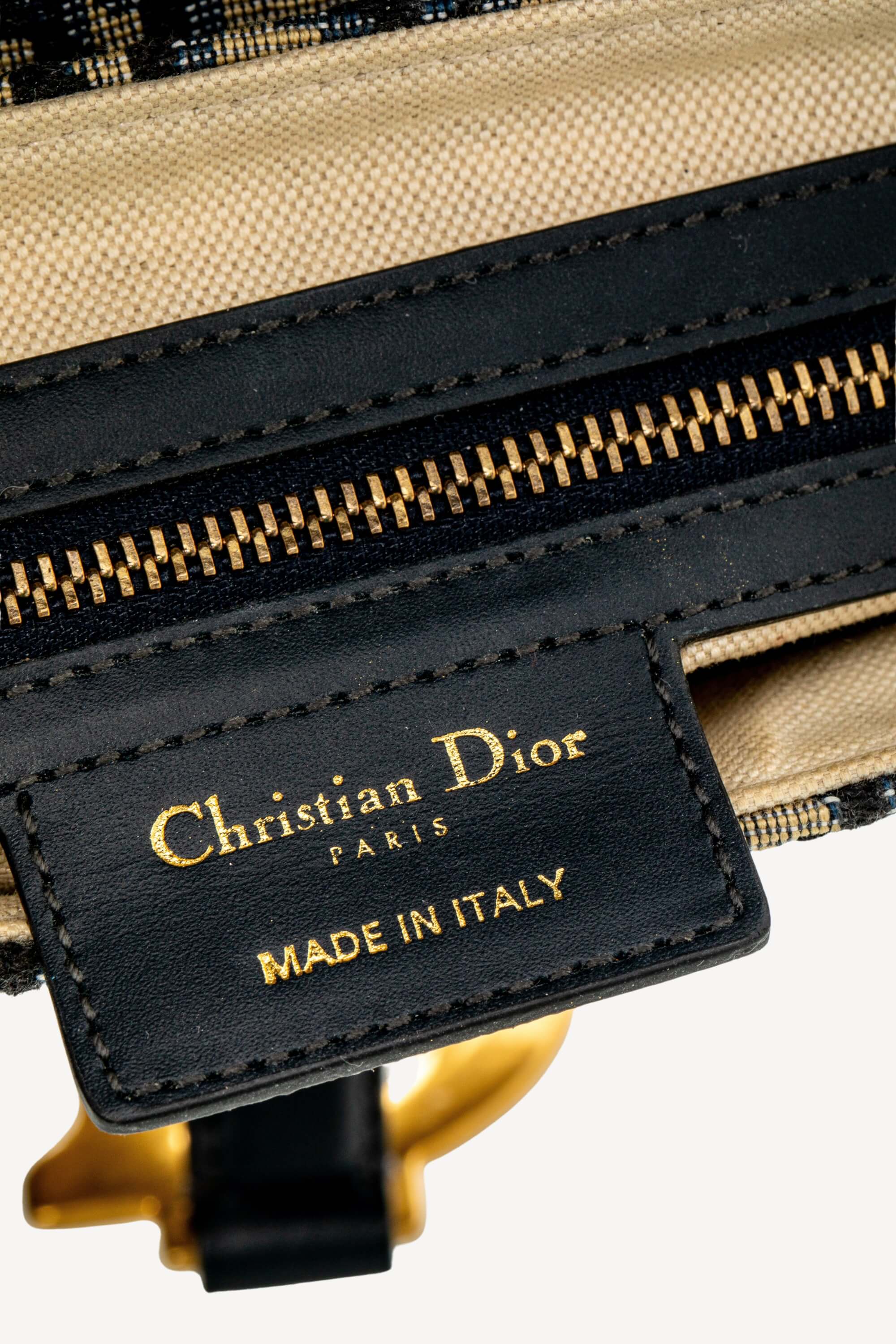 <span style="font-size: 10px;letter-spacing: .15em">BEST DEAL</span><br> <strong>CHRISTIAN DIOR</strong><br> <div style="margin-top:10px;font-size:16px">Saddle Bag Blue Dior Oblique Jacquard</div><br> - Image 7