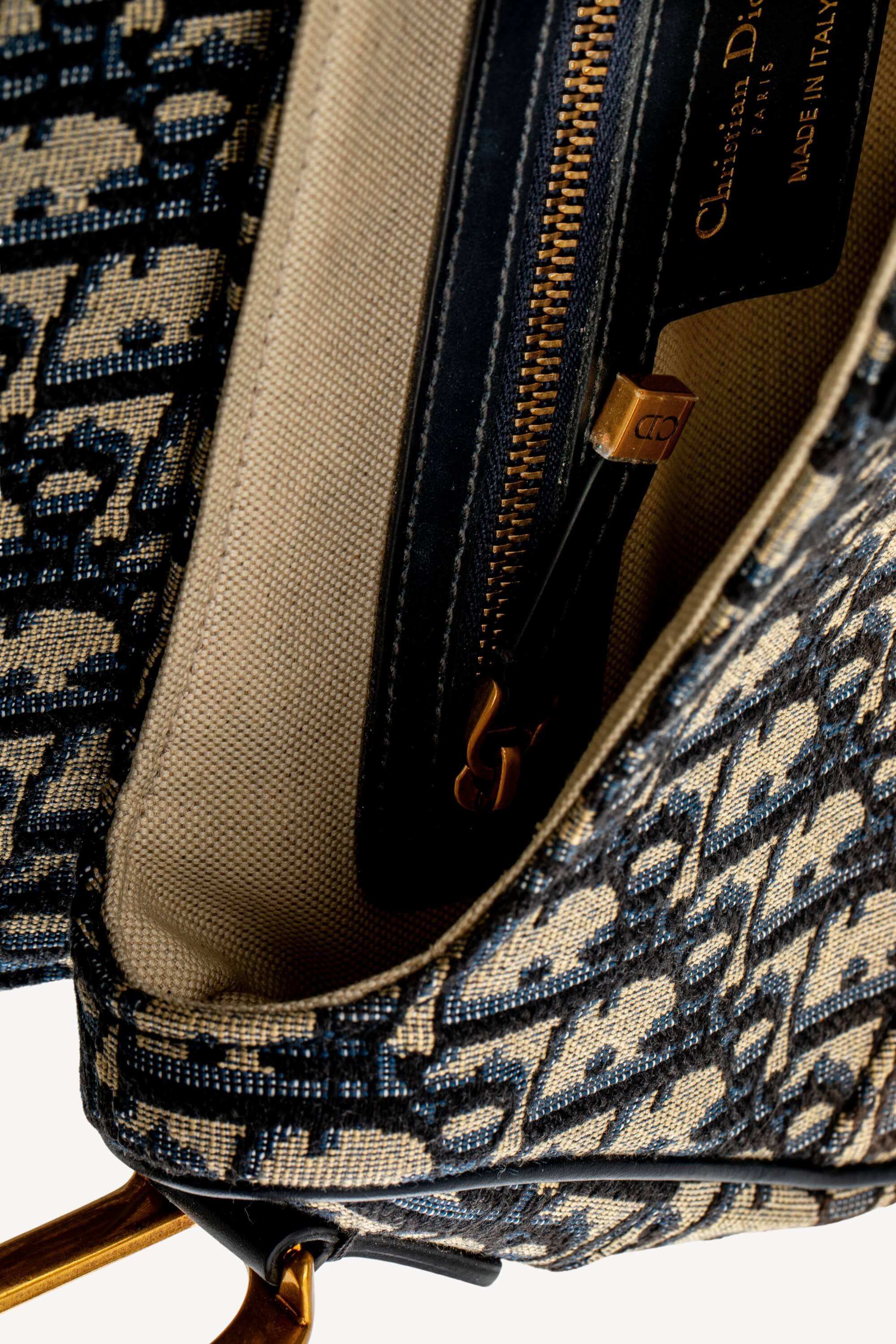 <span style="font-size: 10px;letter-spacing: .15em">BEST DEAL</span><br> <strong>CHRISTIAN DIOR</strong><br> <div style="margin-top:10px;font-size:16px">Saddle Bag Blue Dior Oblique Jacquard</div><br> - Image 5