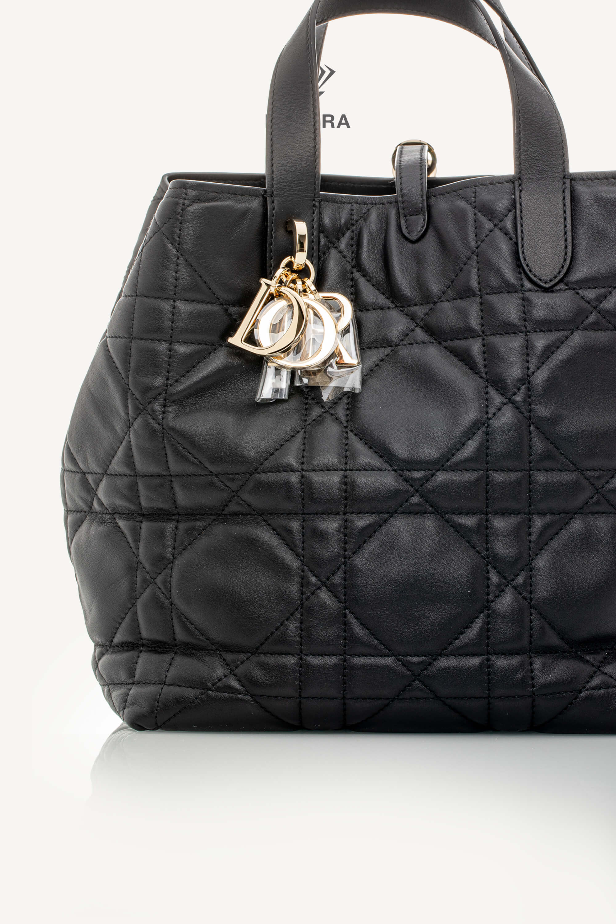 <span style="font-size: 10px;letter-spacing: .15em">NEW COLLECTION</span><br>            <strong>CHRISTIAN DIOR</strong><br>            <div style="margin-top:10px;font-size:16px">Small Dior Toujours Vertical Tote Bag Black Macrocannage Calfskin</div><br> - Image 8