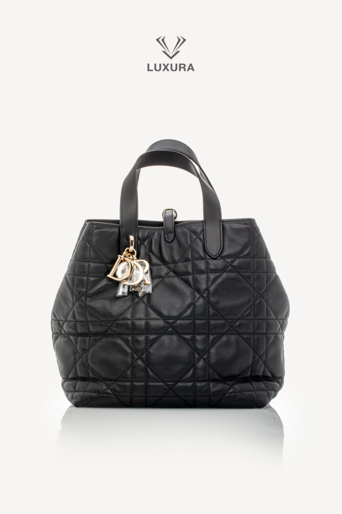 <span style="font-size: 10px;letter-spacing: .15em">NEW COLLECTION</span><br>            <strong>CHRISTIAN DIOR</strong><br>            <div style="margin-top:10px;font-size:16px">Small Dior Toujours Vertical Tote Bag Black Macrocannage Calfskin</div><br>