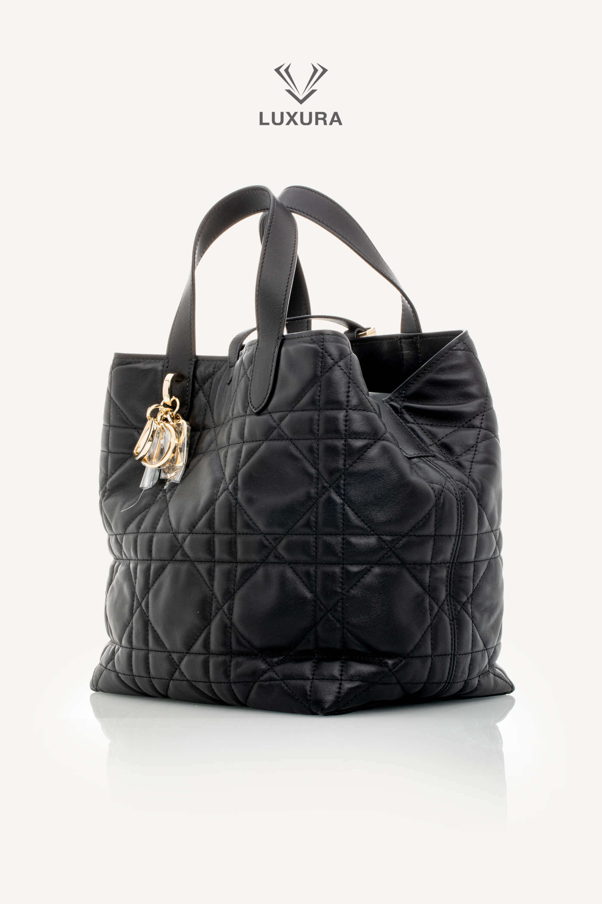 <span style="font-size: 10px;letter-spacing: .15em">NEW COLLECTION</span><br>            <strong>CHRISTIAN DIOR</strong><br>            <div style="margin-top:10px;font-size:16px">Small Dior Toujours Vertical Tote Bag Black Macrocannage Calfskin</div><br> - Image 7