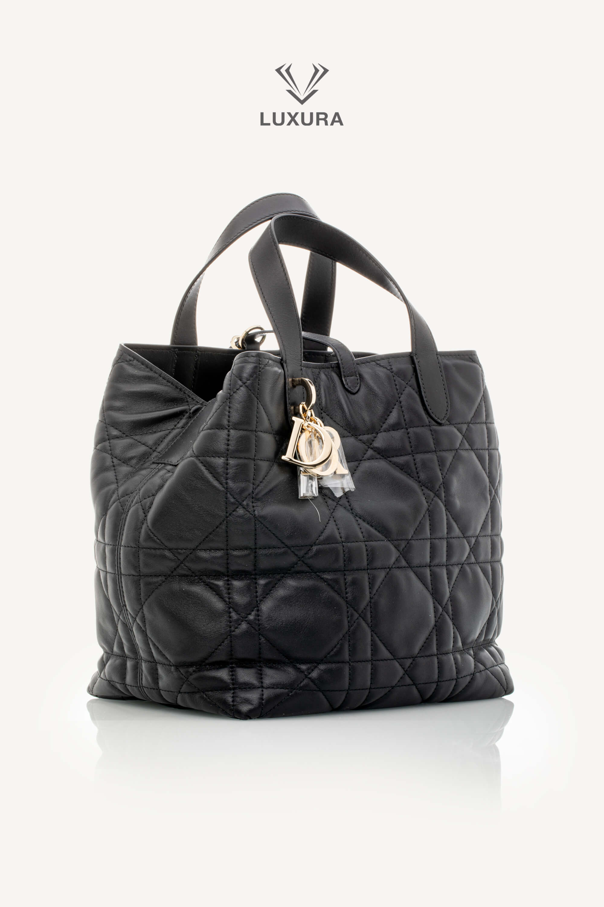 <span style="font-size: 10px;letter-spacing: .15em">NEW COLLECTION</span><br>            <strong>CHRISTIAN DIOR</strong><br>            <div style="margin-top:10px;font-size:16px">Small Dior Toujours Vertical Tote Bag Black Macrocannage Calfskin</div><br> - Image 3