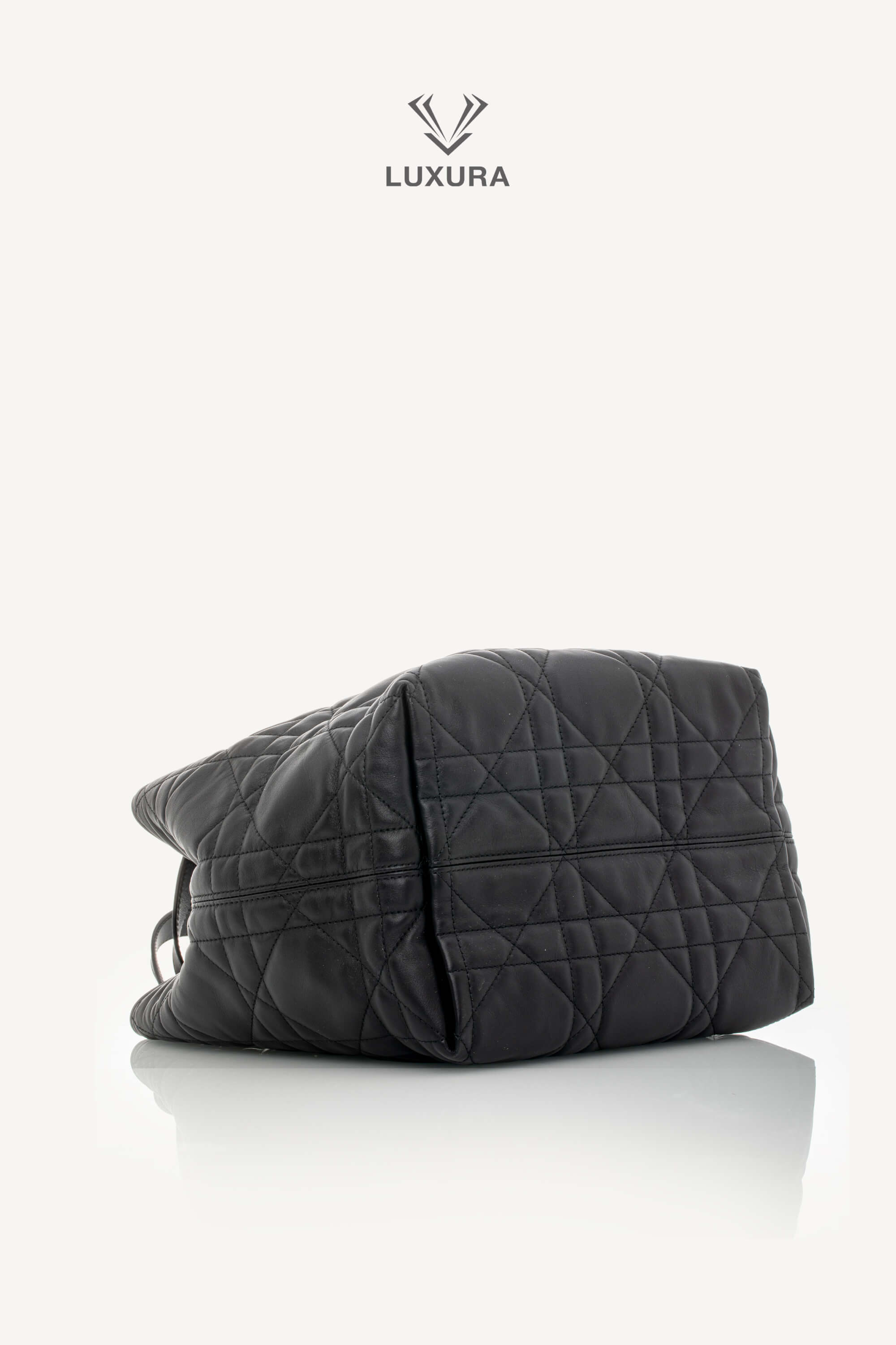 <span style="font-size: 10px;letter-spacing: .15em">NEW COLLECTION</span><br>            <strong>CHRISTIAN DIOR</strong><br>            <div style="margin-top:10px;font-size:16px">Small Dior Toujours Vertical Tote Bag Black Macrocannage Calfskin</div><br> - Image 25