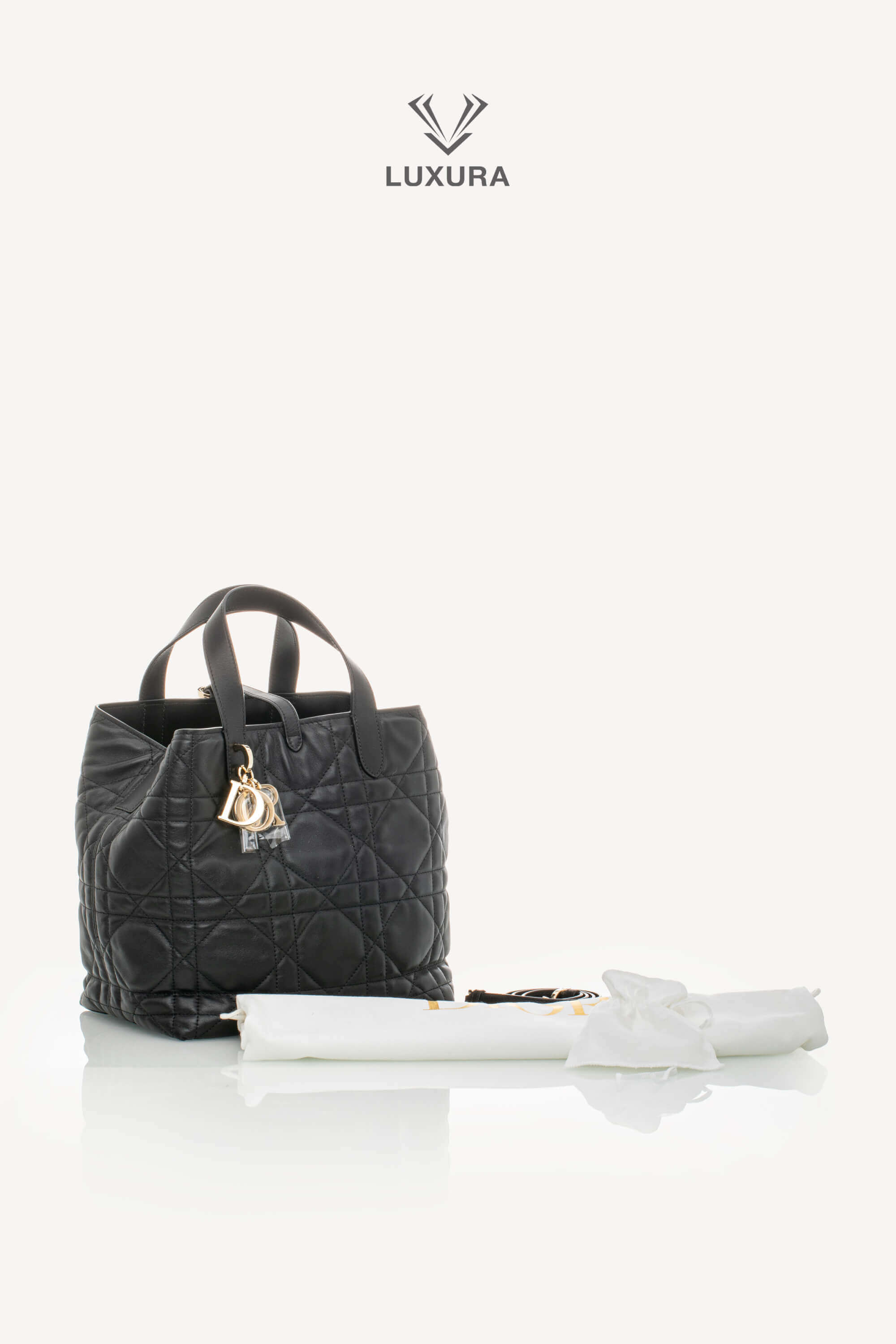 <span style="font-size: 10px;letter-spacing: .15em">NEW COLLECTION</span><br>            <strong>CHRISTIAN DIOR</strong><br>            <div style="margin-top:10px;font-size:16px">Small Dior Toujours Vertical Tote Bag Black Macrocannage Calfskin</div><br> - Image 2
