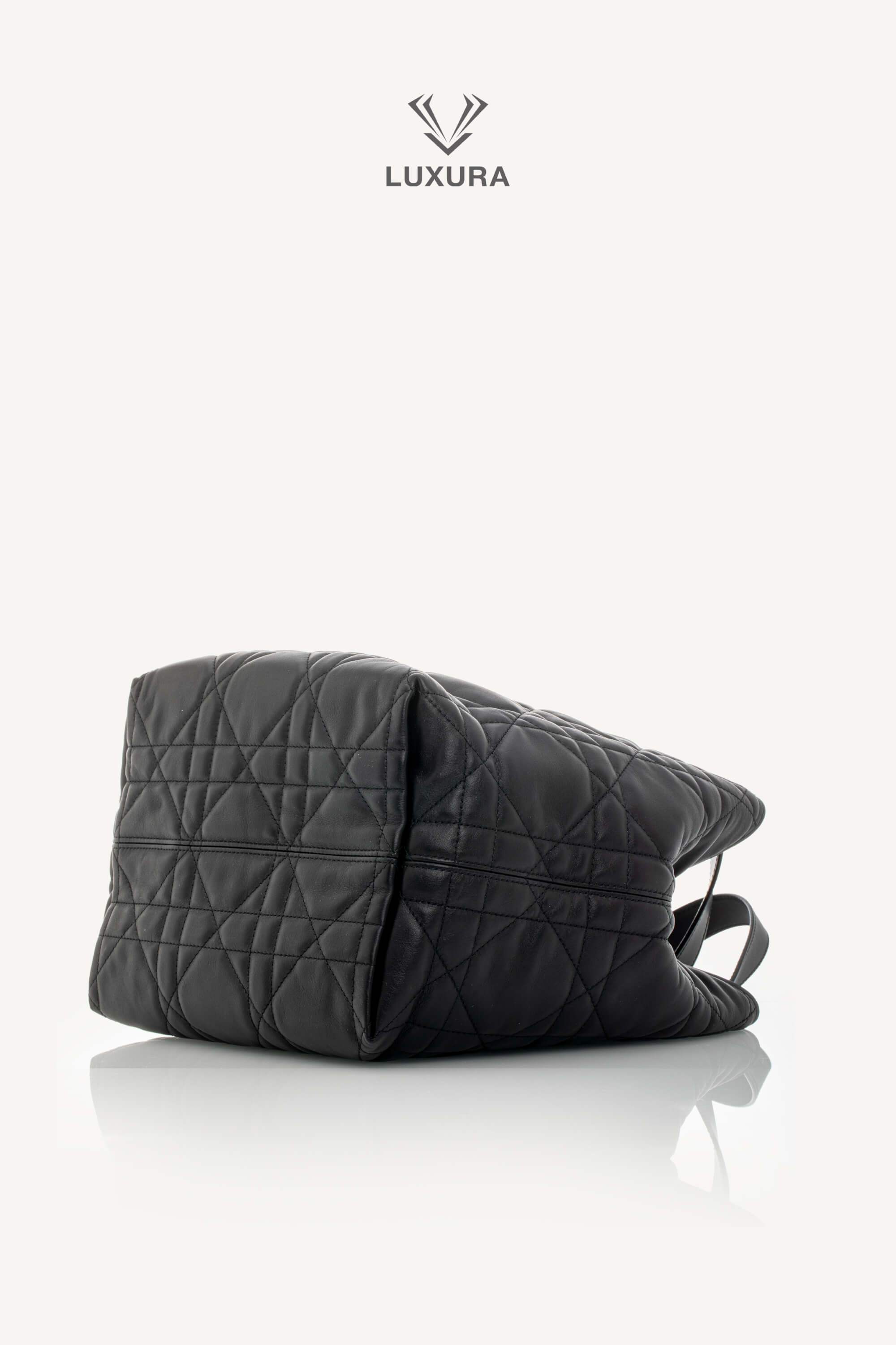 <span style="font-size: 10px;letter-spacing: .15em">NEW COLLECTION</span><br>            <strong>CHRISTIAN DIOR</strong><br>            <div style="margin-top:10px;font-size:16px">Small Dior Toujours Vertical Tote Bag Black Macrocannage Calfskin</div><br> - Image 24