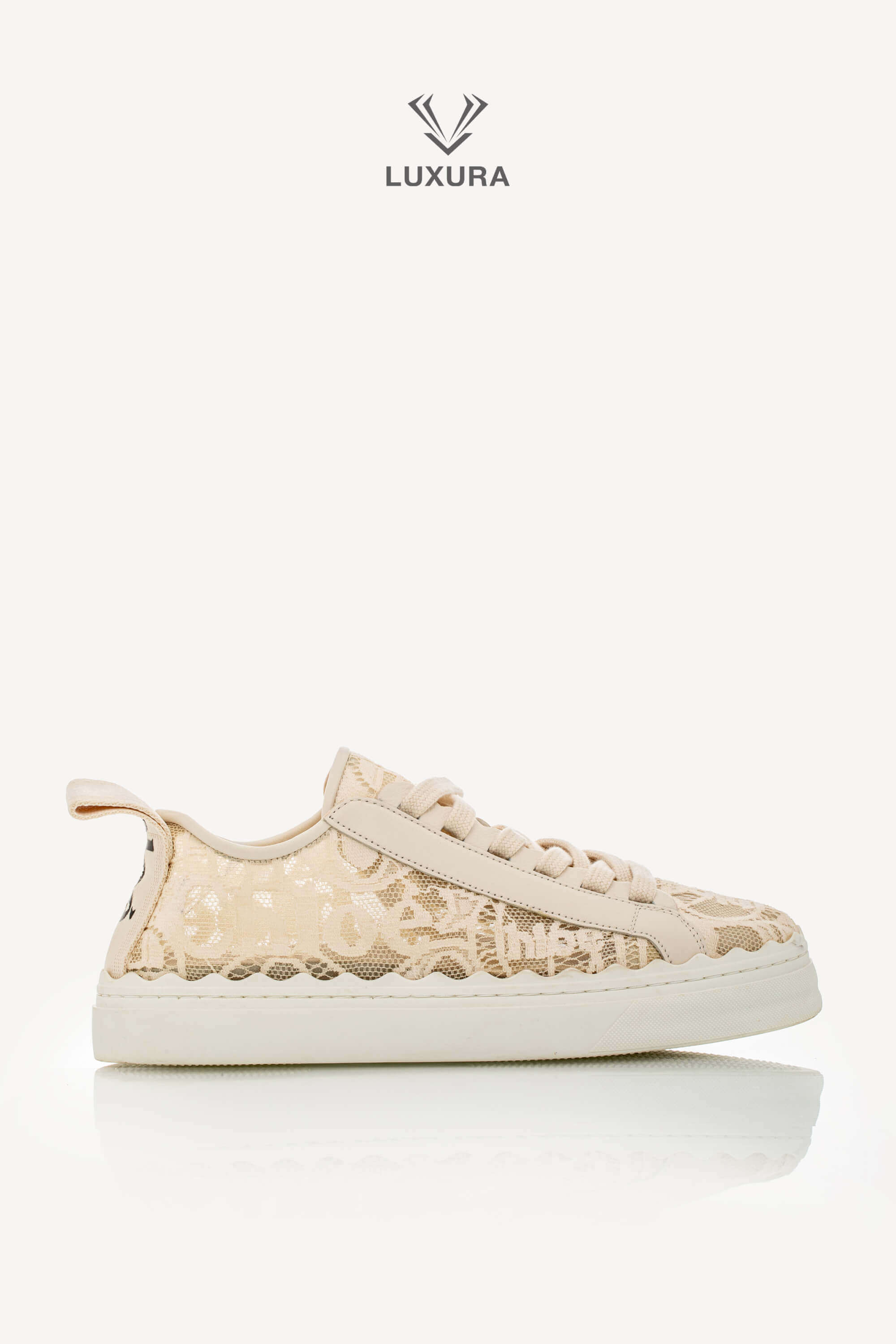 <span style="font-size: 10px;letter-spacing: .15em">IN TRENDING</span><br> <strong>CHLOE</strong><br> <div style="margin-top:10px;font-size:16px">Lauren Lace Sneakers in Beige 38</div><br>